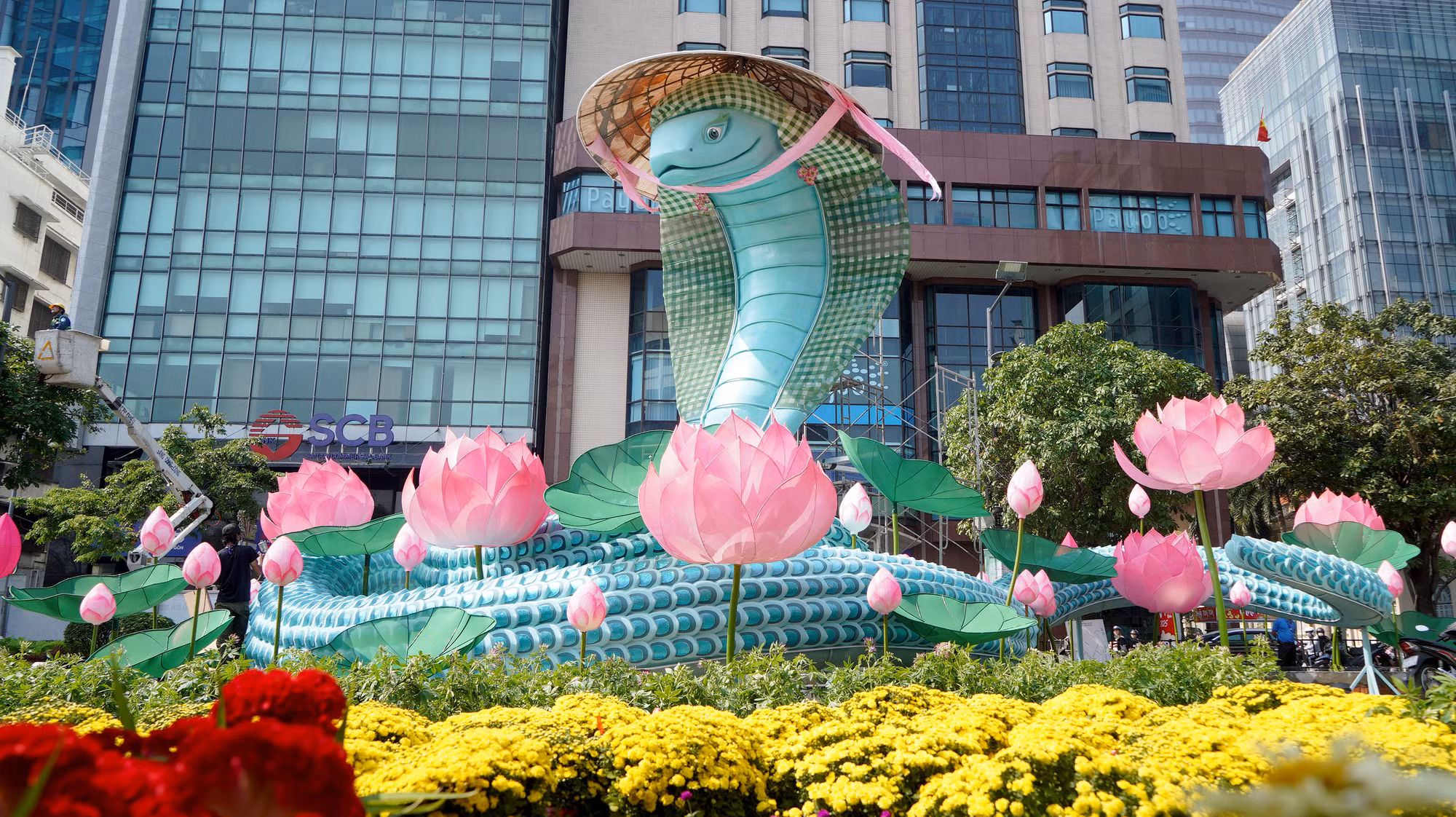 Những chú rắn được trang trí họa tiết thổ cẩm sặc sỡ, tô đậm tình quê hương. Những chú rắn được trang trí họa tiết thổ cẩm sặc sỡ, tô đậm tình quê hương.