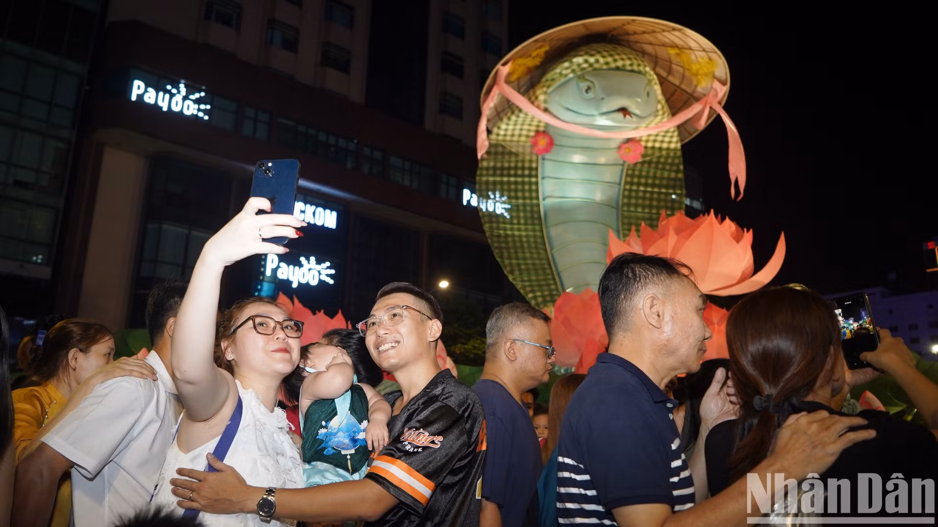 Những người dân đầu tiên được bước vào cổng vui vẻ, phấn khởi chụp ảnh bên linh vật Ất Tỵ 2025.