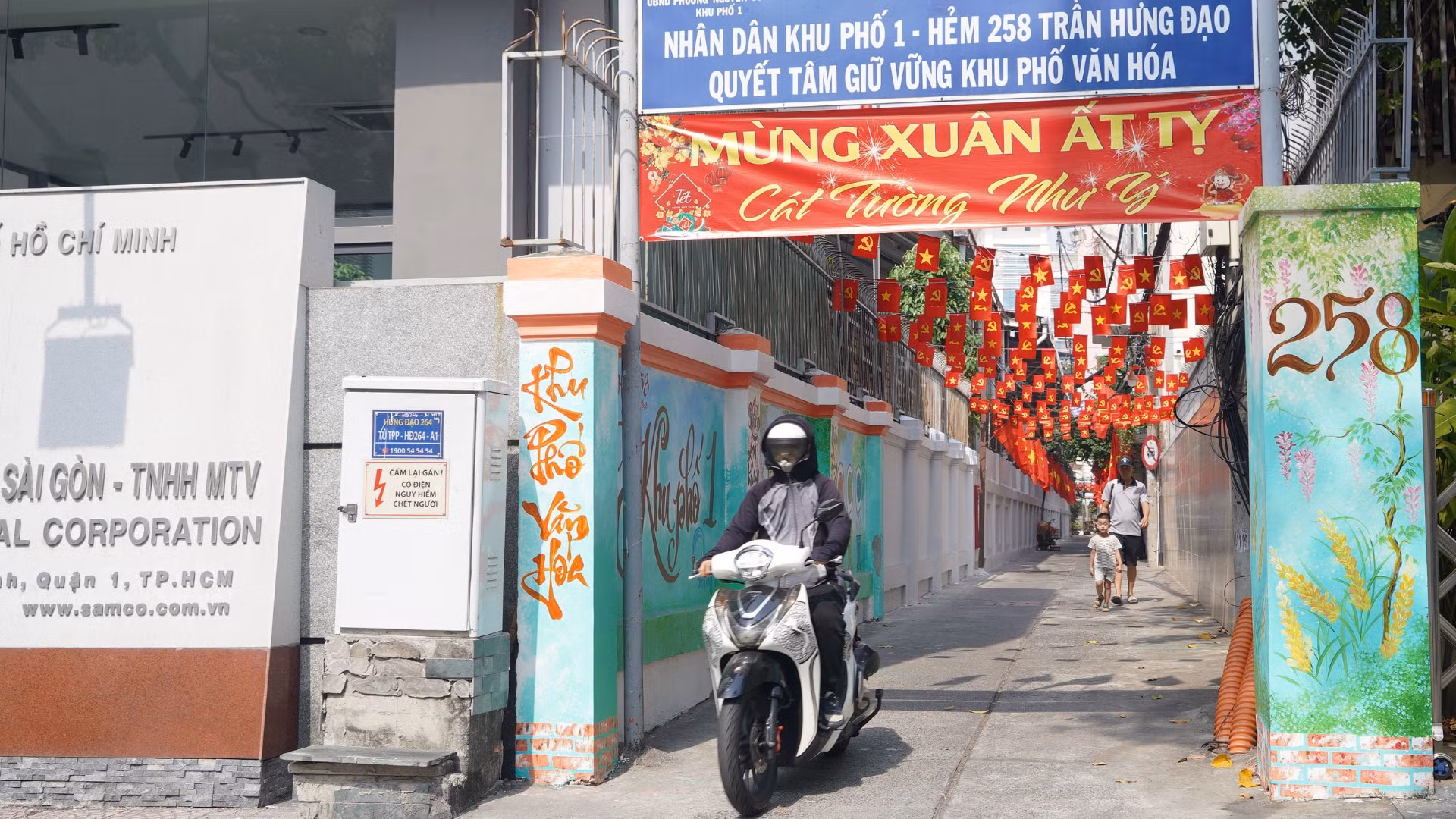 Hẻm 258 Trần Hưng Đạo rực rỡ sắc màu cờ hoa. Hẻm 258 Trần Hưng Đạo rực rỡ sắc màu cờ hoa.