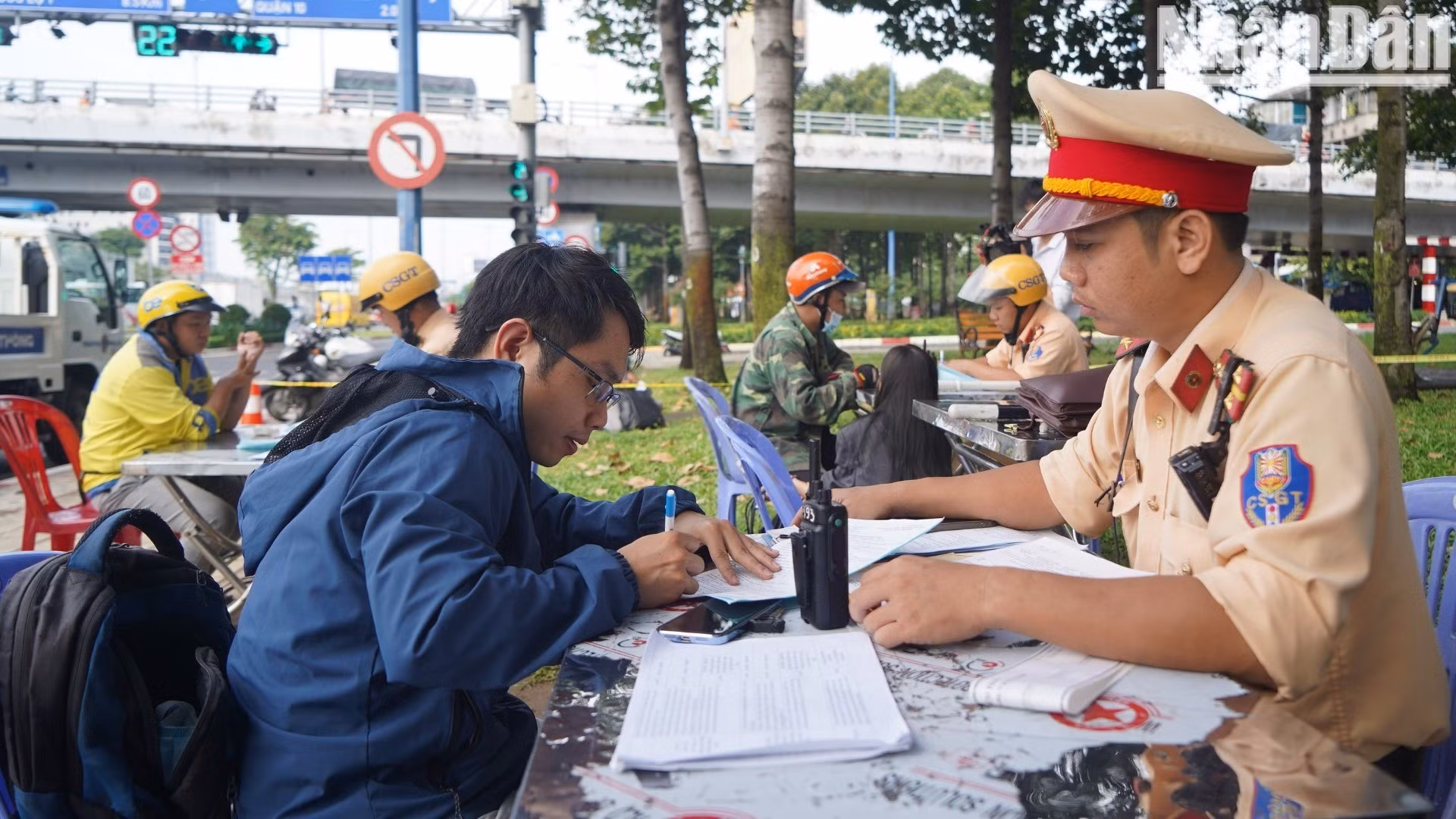 Anh N.V.N. chạy xe gắn máy. Lưu thông đoạn đường Võ Văn Kiệt thì vi phạm chạy quá tốc độ cho phép. Sau khi kiểm tra các giấy tờ thì anh N. không có giấy phép lái xe (GPLX), không có đăng ký xe chính chủ. Tổng các lỗi của anh N. là 12,5 triệu đồng, trong đó, có 9 triệu phạt chủ xe vì đưa xe cho người không có giấy phép lái xe (GPLX) và bị tạm giữ phương tiện. Anh N.V.N. chạy xe gắn máy. Lưu thông đoạn đường Võ Văn Kiệt thì vi phạm chạy quá tốc độ cho phép. Sau khi kiểm tra các giấy tờ thì anh N. không có giấy phép lái xe (GPLX), không có đăng ký xe chính chủ. Tổng các lỗi của anh N. là 12,5 triệu đồng, trong đó, có 9 triệu phạt chủ xe vì đưa xe cho người không có giấy phép lái xe (GPLX) và bị tạm giữ phương tiện.