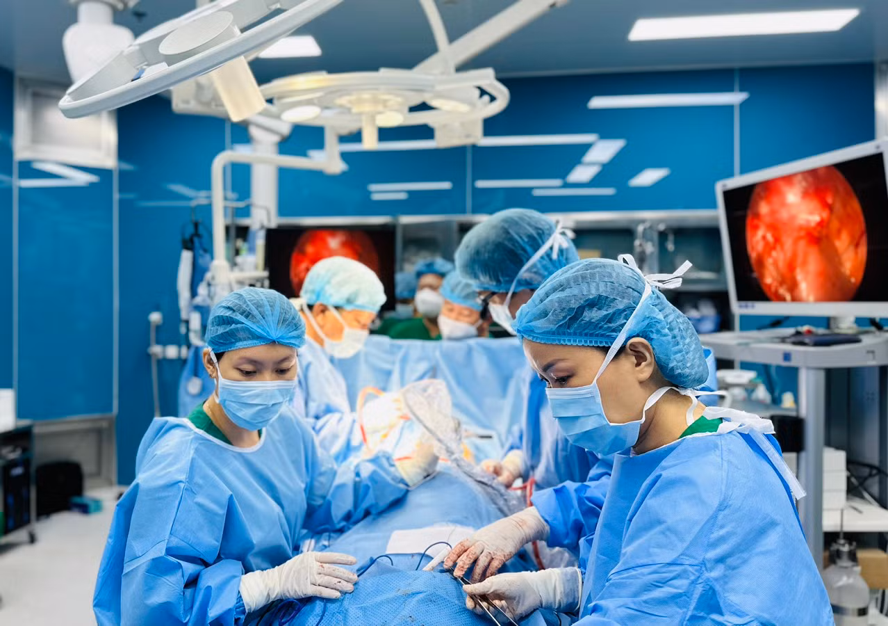 Các bác sĩ tiến hành phẫu thuật cho bệnh nhân.