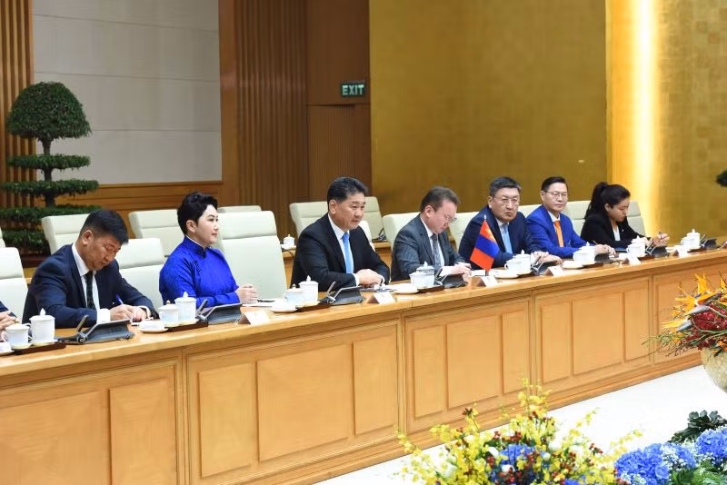Tổng thống Mông Cổ Ukhnaagiin Khurelsukh và các thành viên hội kiến với Thủ tướng Phạm Minh Chính.
