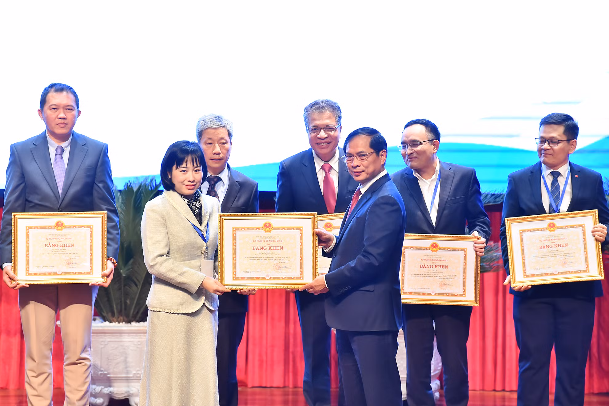 Bộ trưởng Ngoại giao Bùi Thanh Sơn trao tặng bằng khen của Bộ trưởng Ngoại giao cho các cá nhân tiêu biểu có thành tích xuất sắc trong nhiệm vụ đối ngoại và xây dựng ngành ngoại giao. Bộ trưởng Ngoại giao Bùi Thanh Sơn trao tặng bằng khen của Bộ trưởng Ngoại giao cho các cá nhân tiêu biểu có thành tích xuất sắc trong nhiệm vụ đối ngoại và xây dựng ngành ngoại giao.