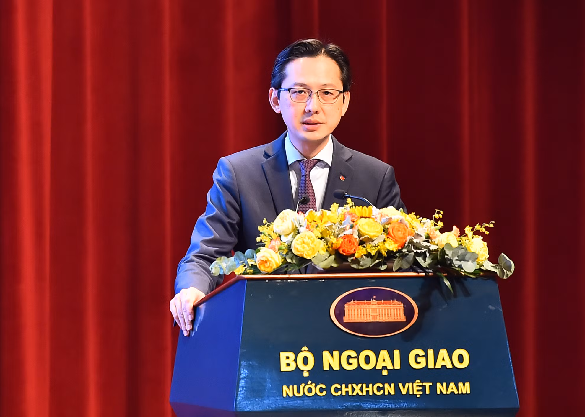 Thứ trưởng Ngoại giao Đỗ Hùng Việt trình bày toàn văn Nghị quyết Hội nghị Ngoại giao lần thứ 32. Thứ trưởng Ngoại giao Đỗ Hùng Việt trình bày toàn văn Nghị quyết Hội nghị Ngoại giao lần thứ 32.