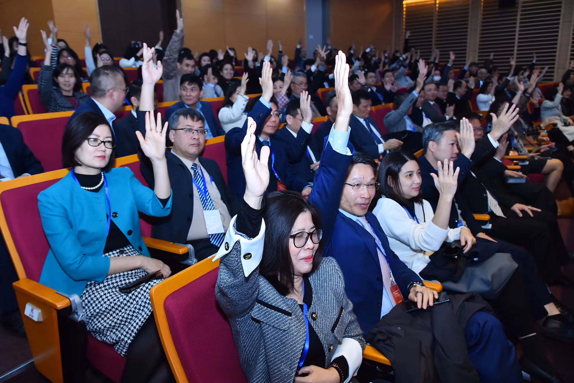 Các đại biểu biểu quyết thông qua Nghị quyết Hội nghị Ngoại giao lần thứ 32. Các đại biểu biểu quyết thông qua Nghị quyết Hội nghị Ngoại giao lần thứ 32.