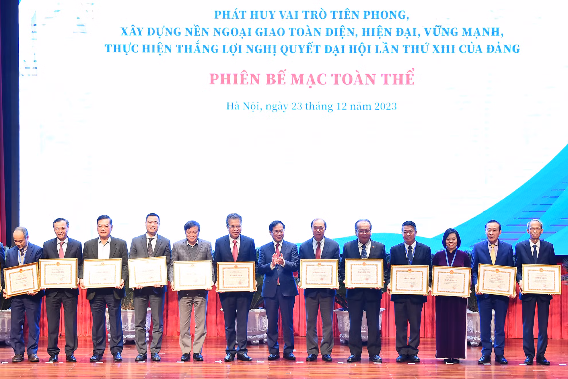 Bộ trưởng Ngoại giao Bùi Thanh Sơn trao tặng bằng khen cho đại diện tập thể các cơ quan đại diện Việt Nam ở nước ngoài đạt thành tích xuất sắc. Bộ trưởng Ngoại giao Bùi Thanh Sơn trao tặng bằng khen cho đại diện tập thể các cơ quan đại diện Việt Nam ở nước ngoài đạt thành tích xuất sắc.