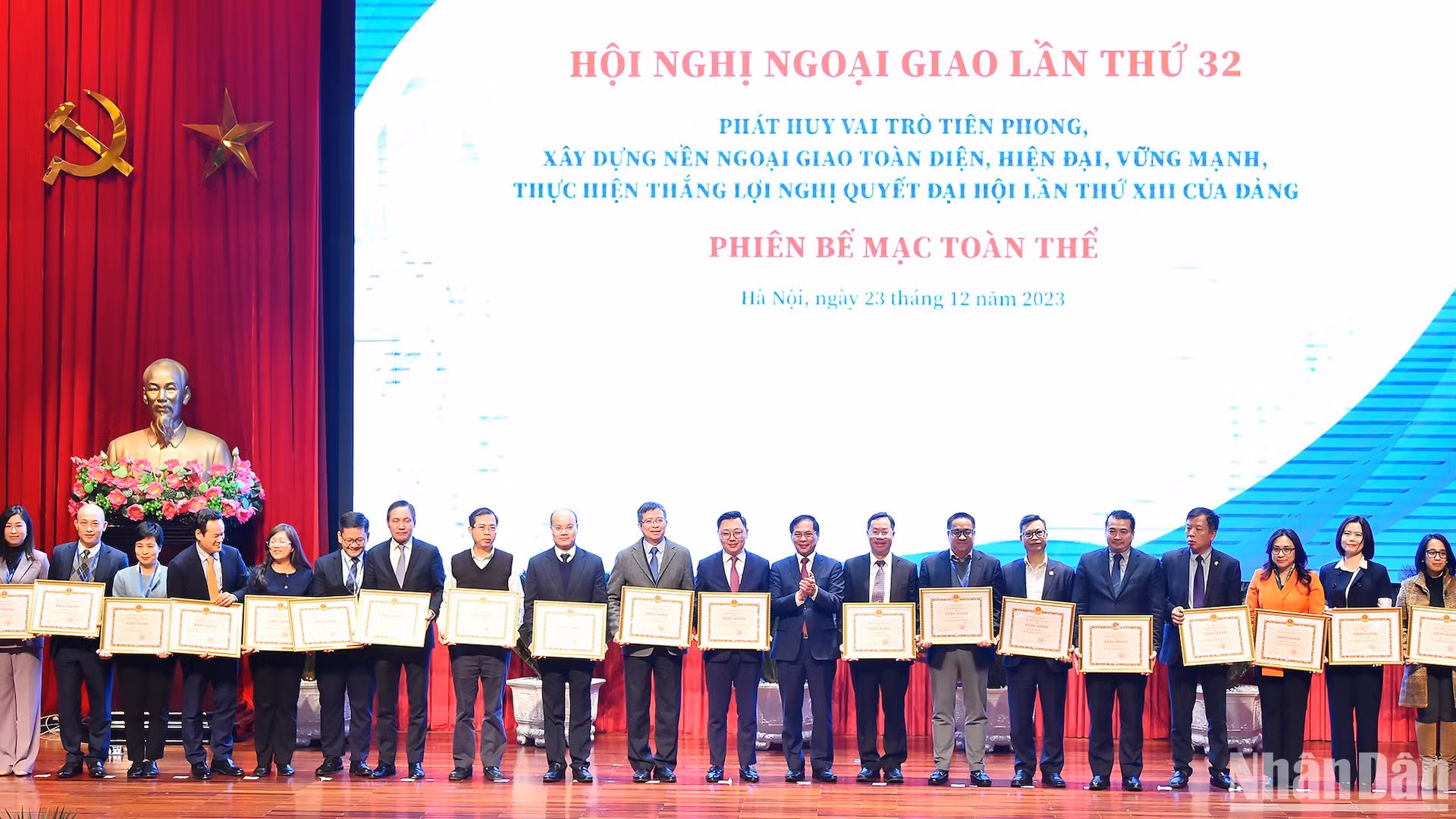 Bộ trưởng Ngoại giao Bùi Thanh Sơn trao tặng bằng khen của Bộ trưởng Ngoại giao cho các tập thể và cá nhân tiêu biểu có thành tích xuất sắc trong nhiệm vụ đối ngoại và xây dựng ngành ngoại giao. Bộ trưởng Ngoại giao Bùi Thanh Sơn trao tặng bằng khen của Bộ trưởng Ngoại giao cho các tập thể và cá nhân tiêu biểu có thành tích xuất sắc trong nhiệm vụ đối ngoại và xây dựng ngành ngoại giao.
