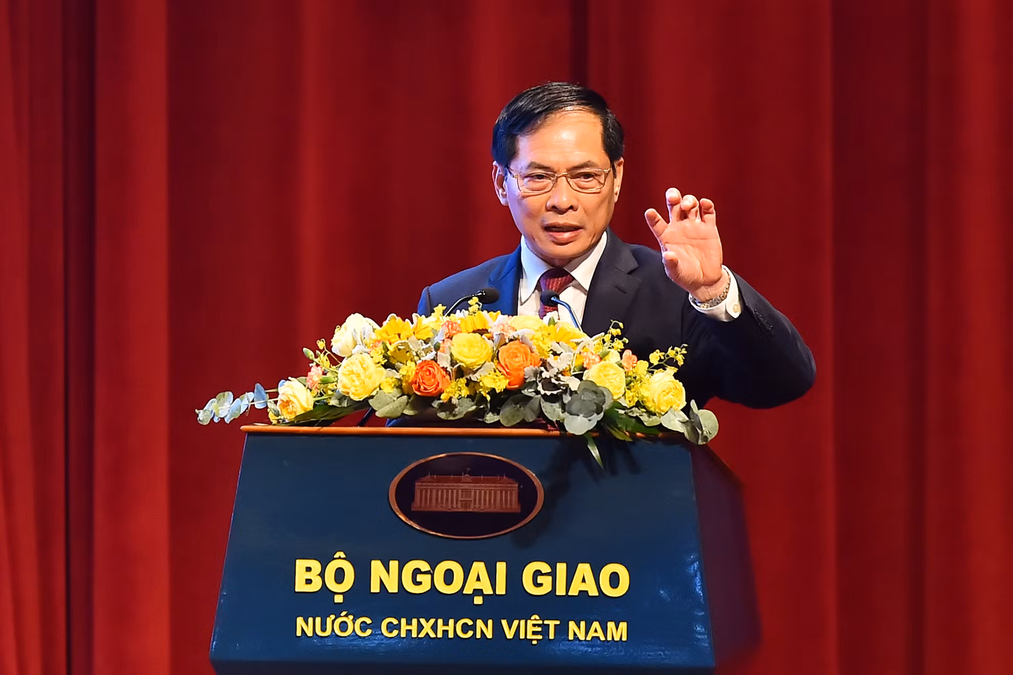 Bộ trưởng Ngoại giao Bùi Thanh Sơn phát biểu bế mạc Hội nghị Ngoại giao lần thứ 32. Bộ trưởng Ngoại giao Bùi Thanh Sơn phát biểu bế mạc Hội nghị Ngoại giao lần thứ 32.