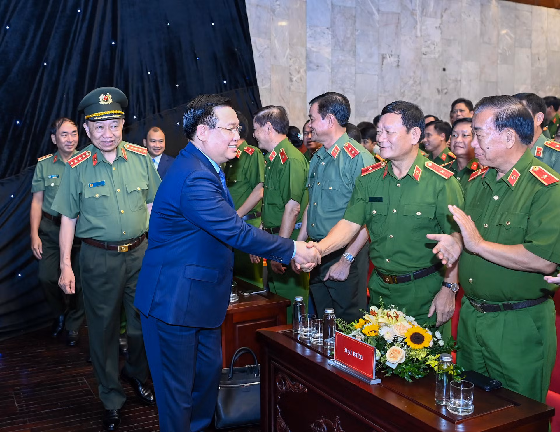 Chủ tịch Quốc hội Vương Đình Huệ với các đại biểu dự lễ phát động.