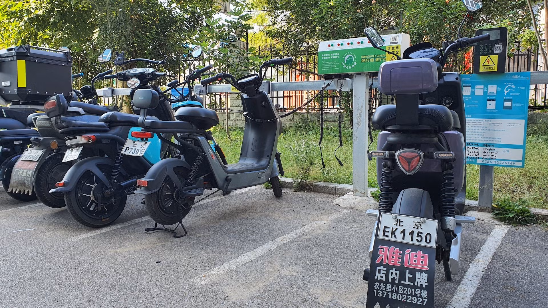 Một góc khu để xe đạp và sạc điện của một chung cư ở thành phố Bắc Kinh. (Ảnh: HỒ QUÂN)