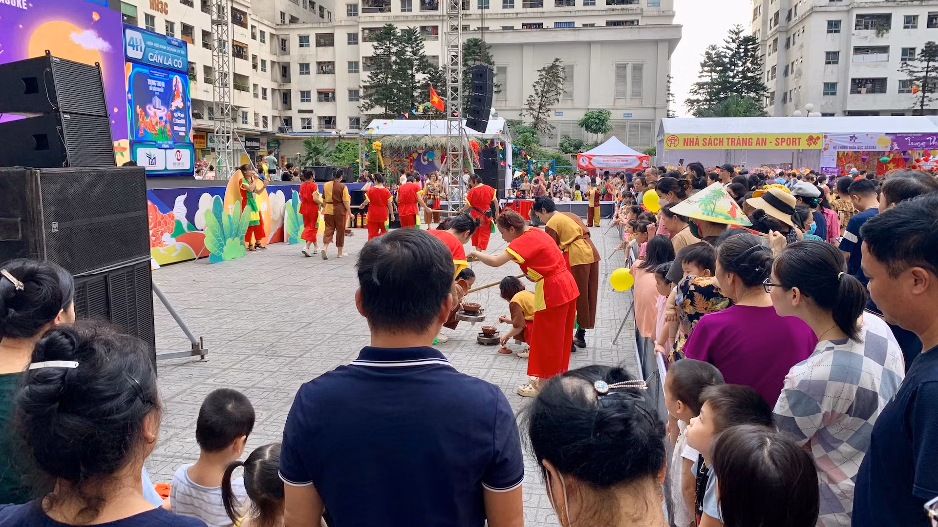 Được tổ chức vào ngày cuối tuần, ngay từ sáng 23/9, rất đông cư dân đã tham gia và cổ vũ các trò chơi. Trong ảnh, các đội đại diện các tổ dân phố tham gia thi nấu cơm niêu. Được tổ chức vào ngày cuối tuần, ngay từ sáng 23/9, rất đông cư dân đã tham gia và cổ vũ các trò chơi. Trong ảnh, các đội đại diện các tổ dân phố tham gia thi nấu cơm niêu.