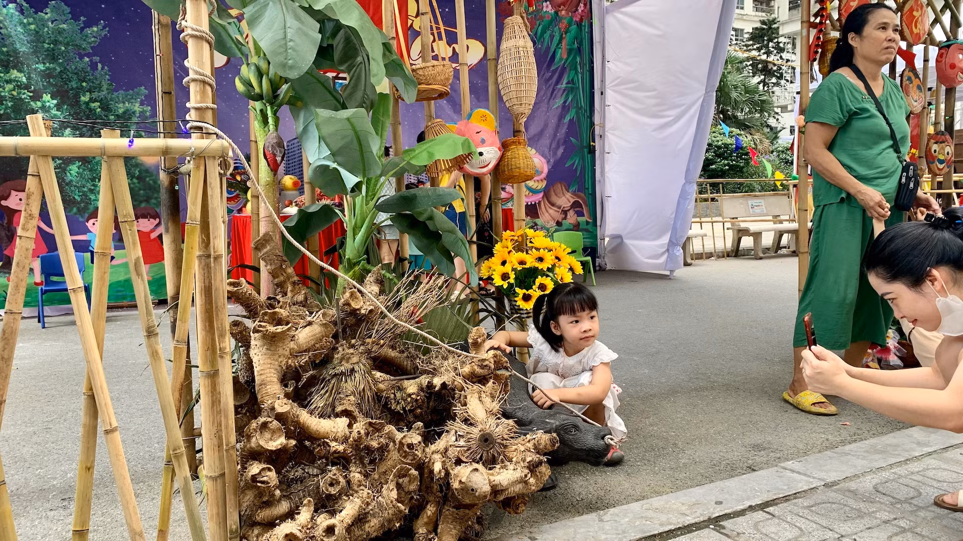 Một em nhỏ đi chơi Trung thu sớm cùng mẹ. Một em nhỏ đi chơi Trung thu sớm cùng mẹ.