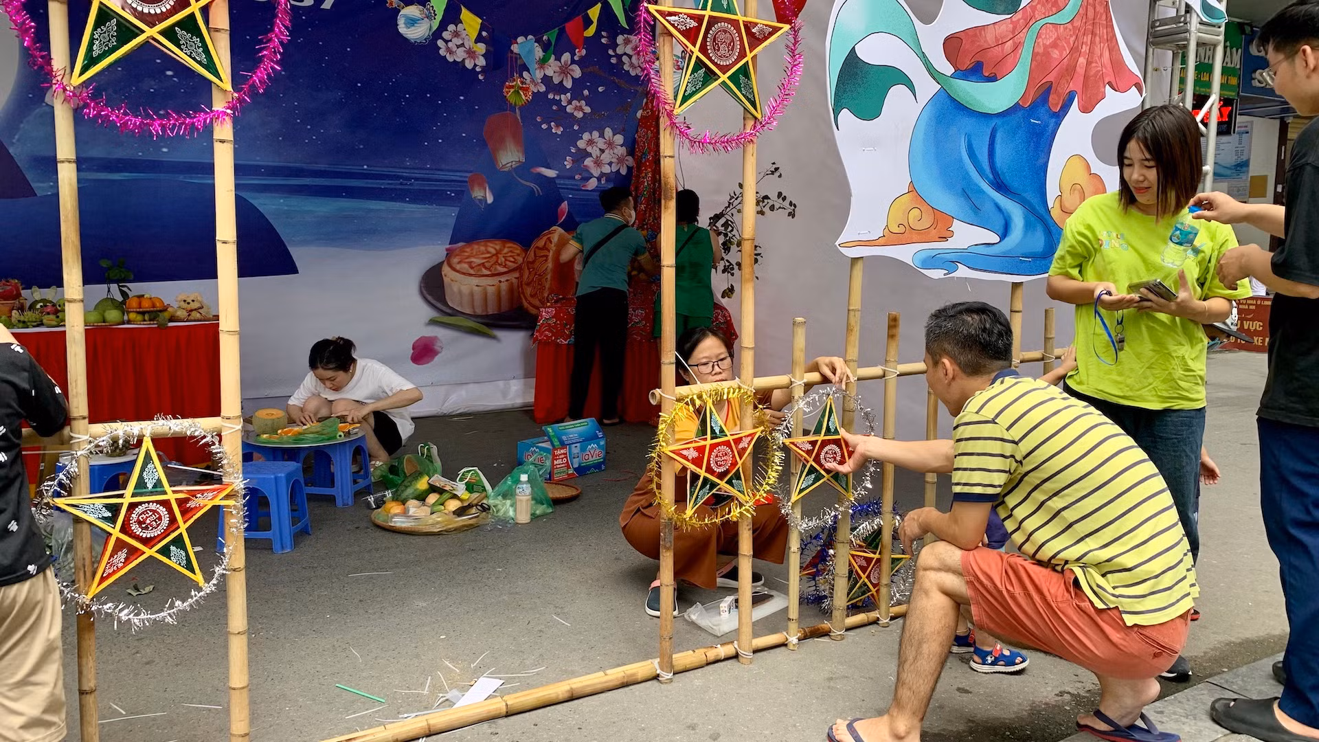 Một hoạt động không thể thiếu trong mỗi dịp Trung thu là dựng trại truyền thống. Trong ảnh, cư dân các Tổ dân phố 35, 36, 37 (cụm tòa HH2-ABC) đang hoàn thiện trang trí trại của khu vực mình. Một hoạt động không thể thiếu trong mỗi dịp Trung thu là dựng trại truyền thống. Trong ảnh, cư dân các Tổ dân phố 35, 36, 37 (cụm tòa HH2-ABC) đang hoàn thiện trang trí trại của khu vực mình.