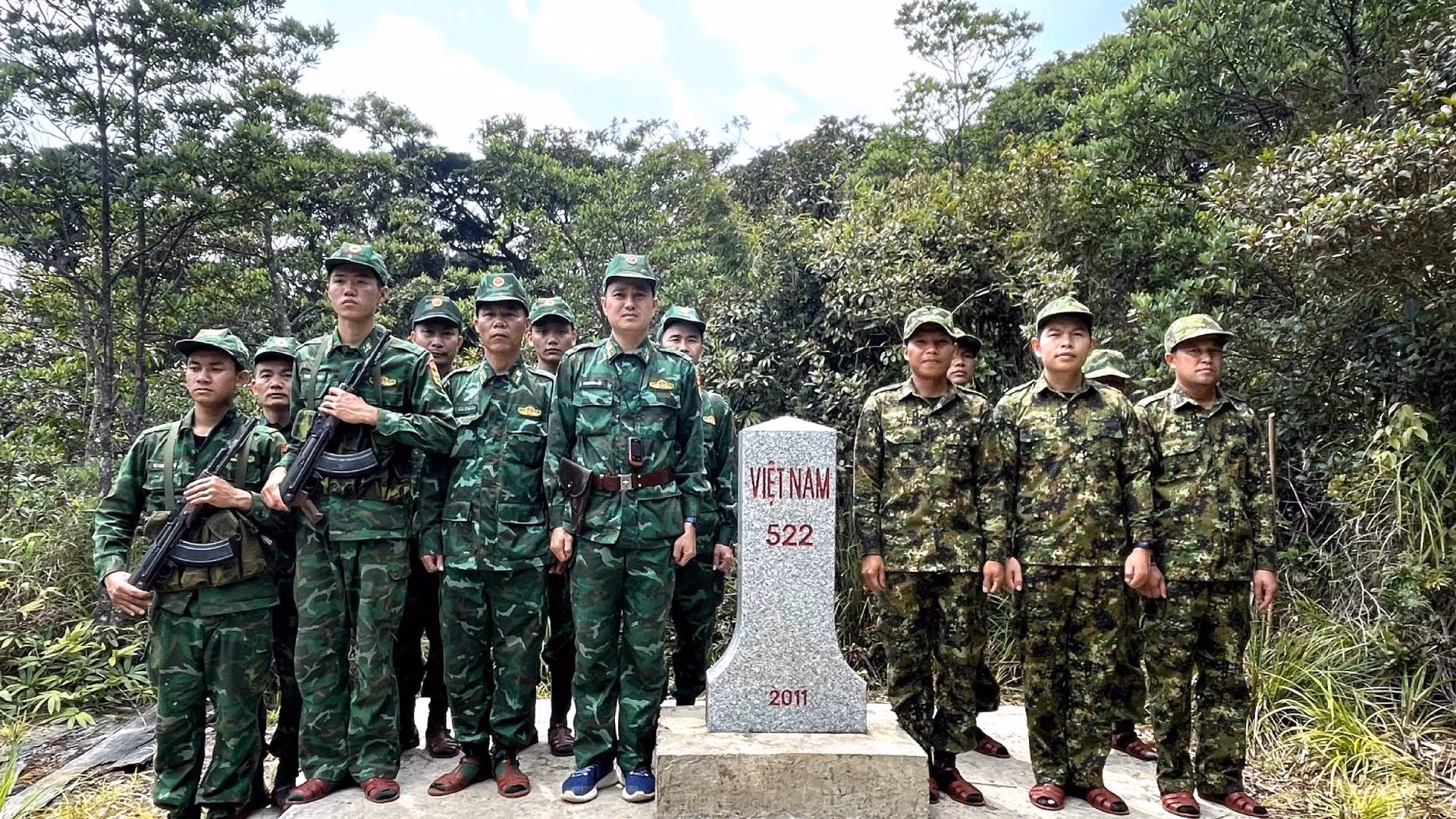 Cán bộ, chiến sĩ Đồn Biên phòng cửa khẩu quốc tế Cha Lo (Bộ đội Biên phòng Quảng Bình) và Đại đội Biên phòng 311 và 312 (Bộ Chỉ huy Quân sự tỉnh Khammouane) chụp ảnh lưu niệm bên mốc giới số 522.