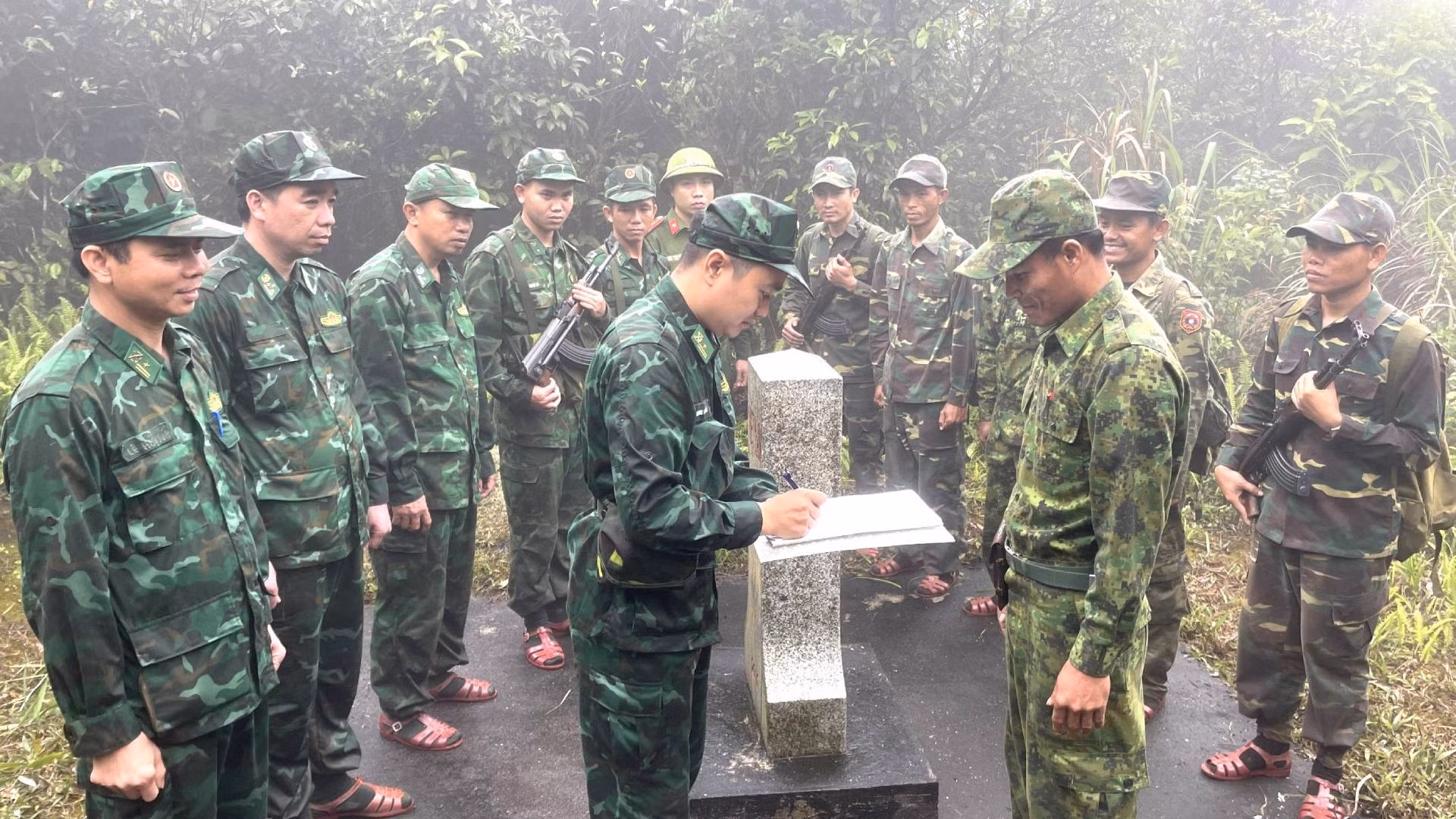 Sau khi kiểm tra kỹ lưỡng dấu hiệu đường biên giới, tình trạng an toàn của cột mốc số 522, chỉ huy của tổ công tác Đồn Biên phòng cửa khẩu quốc tế Cha Lo (Quảng Bình) và Đại đội Biên phòng 311 và 312 (Khammouane) ký biên bản ngay tại hiện trường. Sau khi kiểm tra kỹ lưỡng dấu hiệu đường biên giới, tình trạng an toàn của cột mốc số 522, chỉ huy của tổ công tác Đồn Biên phòng cửa khẩu quốc tế Cha Lo (Quảng Bình) và Đại đội Biên phòng 311 và 312 (Khammouane) ký biên bản ngay tại hiện trường.