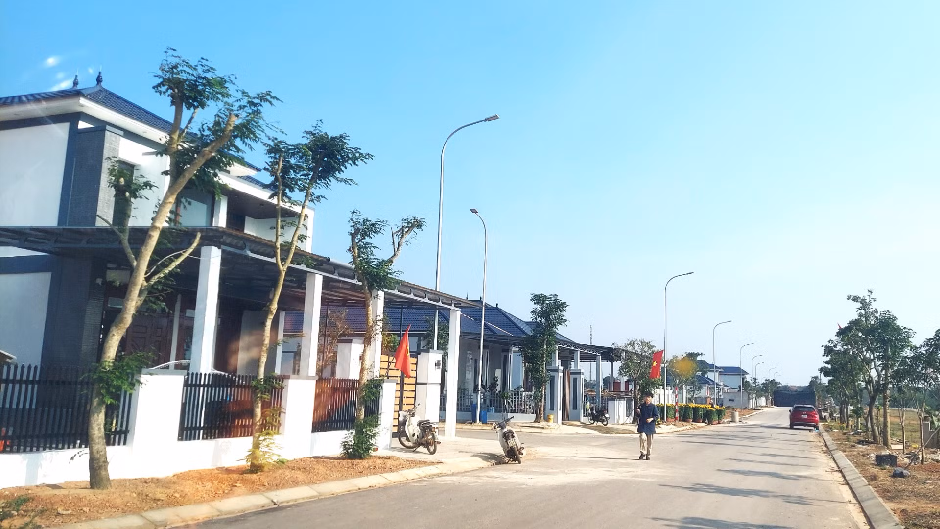 Nhiều ngôi nhà mới được quy hoạch và xây dựng bài bản, tạo nên khu dân cư khang trang, hiện đại. Nhiều ngôi nhà mới được quy hoạch và xây dựng bài bản, tạo nên khu dân cư khang trang, hiện đại.