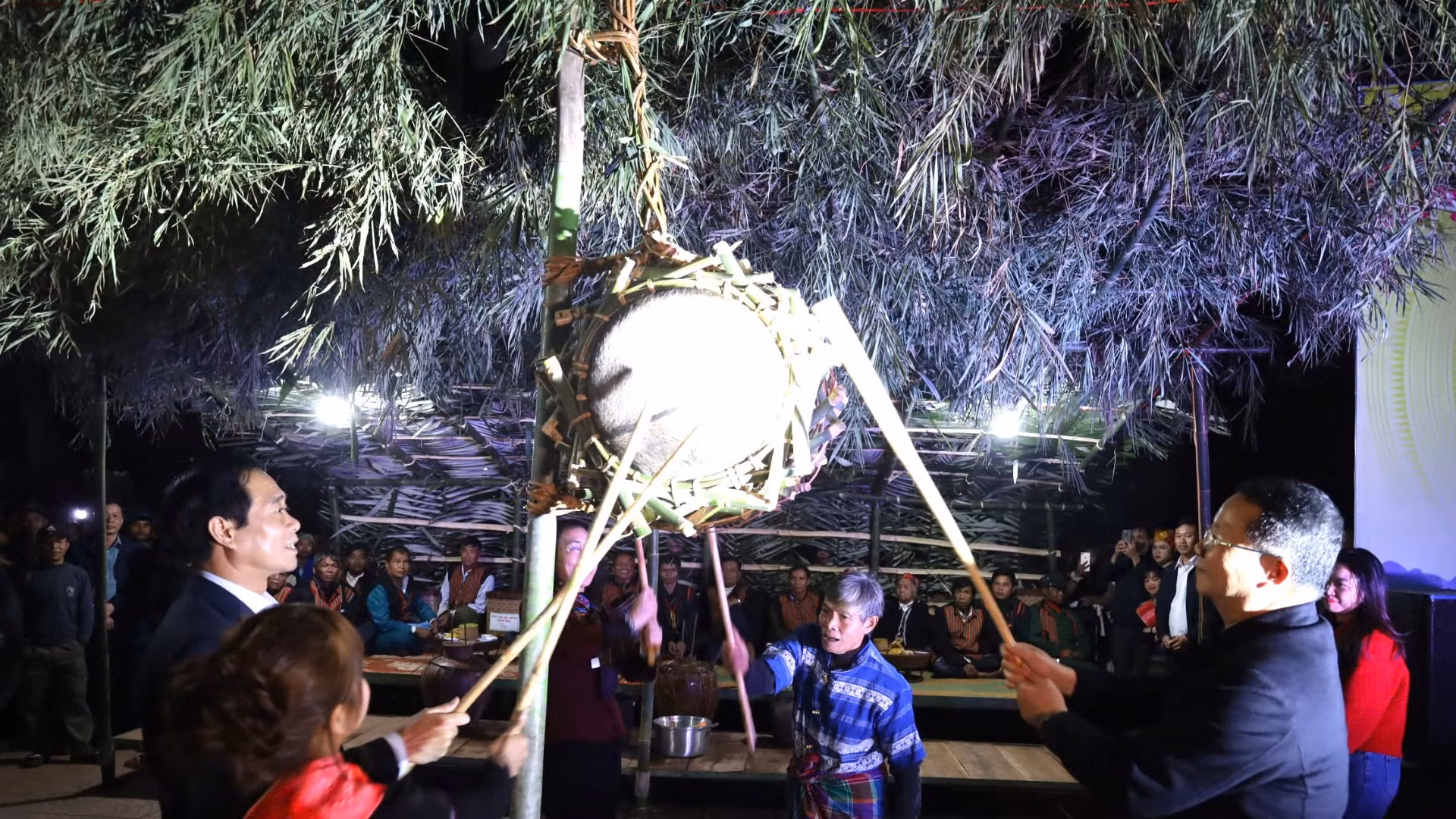 Sau phần nghi lễ, các đại biểu, du khách và bà con cùng uống rượu mừng mùa trăng mới, tham gia đập trống trong không khí vui nhộn