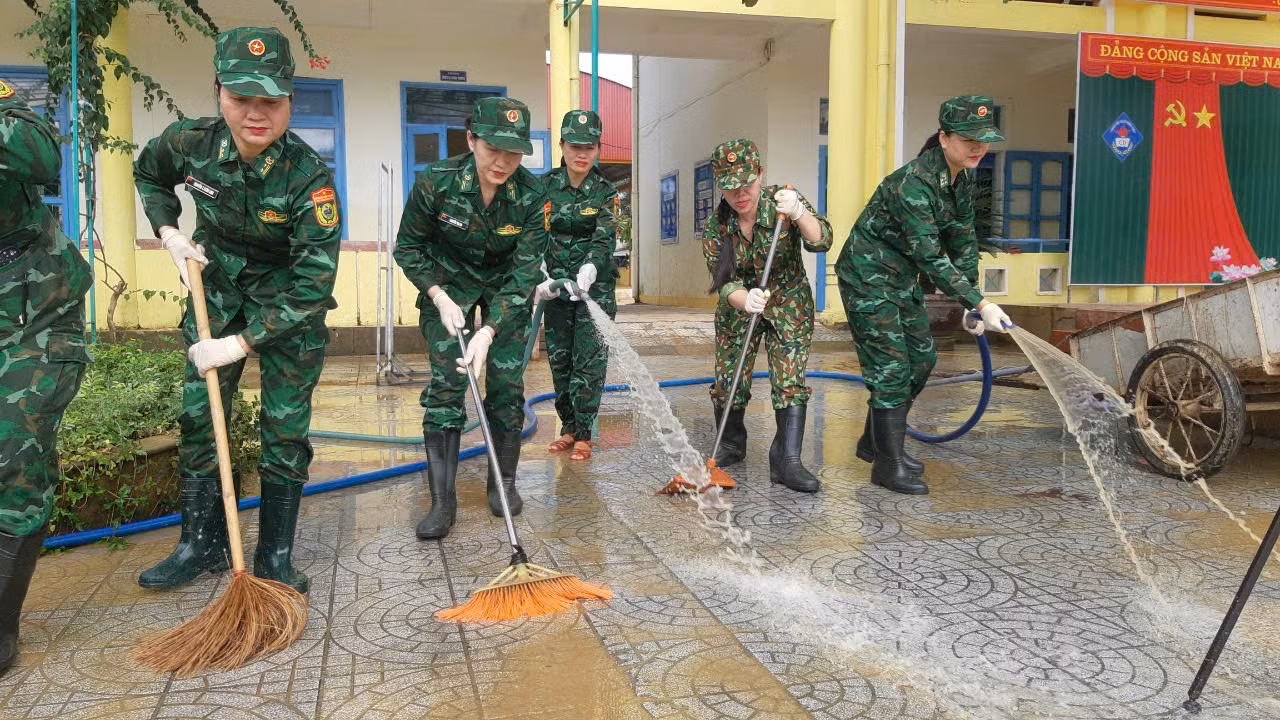 Các nữ chiến sĩ cũng tất bật không kém, mỗi người một việc để sớm thu dọn sạch sẽ ngôi trường, trả lại sự bình yên cho các em học sinh.