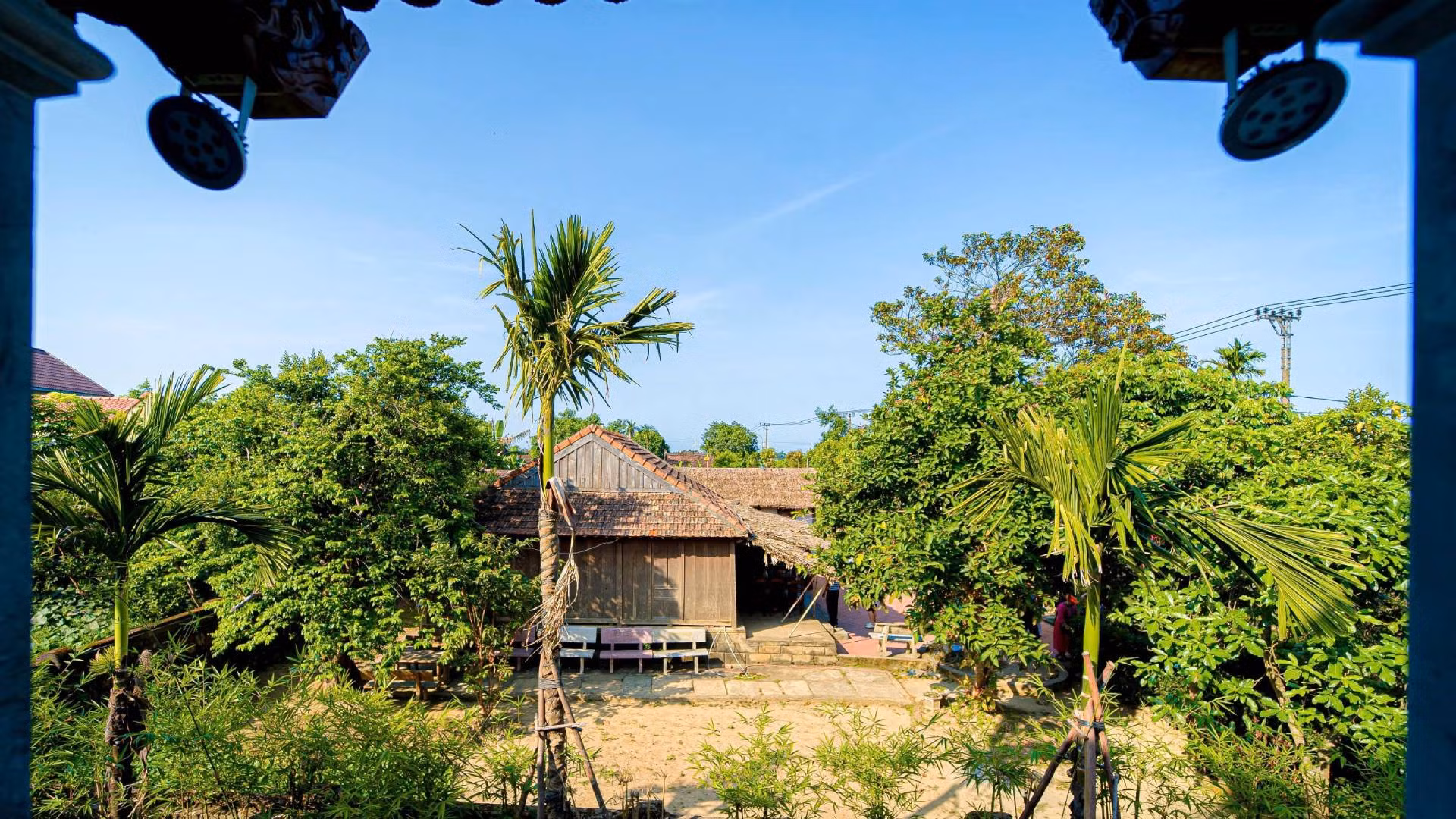 Bên trái trông ra Nhà lưu niệm của Đại tướng. Bên trái trông ra Nhà lưu niệm của Đại tướng.