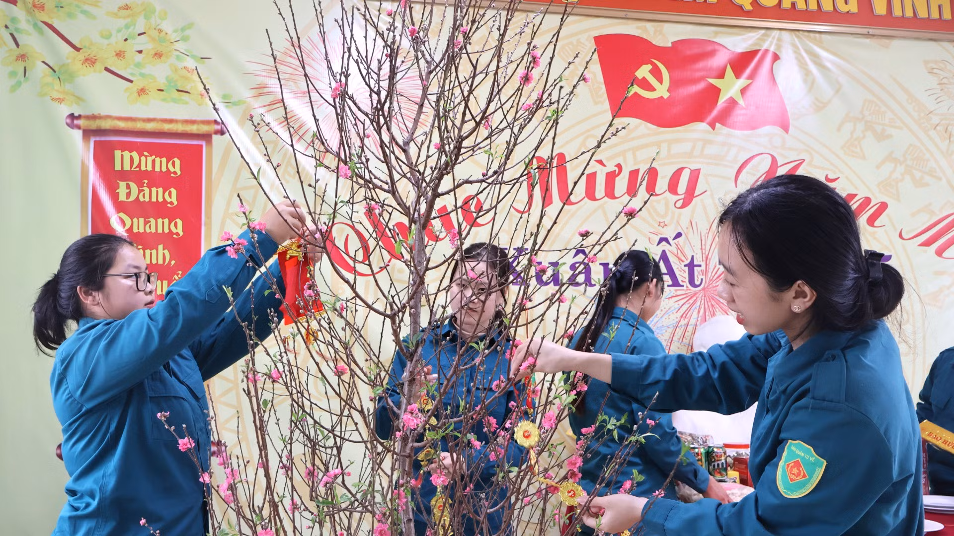 Để không khí Tết đủ đầy và đầm ấm, không thể thiếu một cây đào. Vì thế, các nữ chiến sĩ cùng nhau trang trí cho cây đào đẹp hơn, lấp lánh hơn Để không khí Tết đủ đầy và đầm ấm, không thể thiếu một cây đào. Vì thế, các nữ chiến sĩ cùng nhau trang trí cho cây đào đẹp hơn, lấp lánh hơn