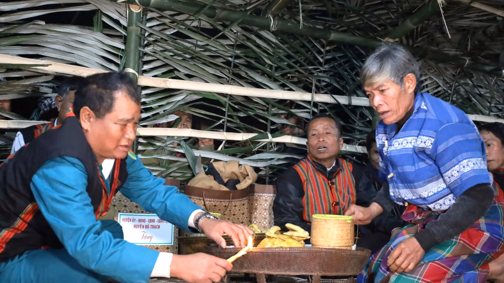 Già làng Đinh Xon bắt đầu bày mâm lễ ra cúng Giàng trước khi bước vào lễ hội. Mâm cỗ cúng Giàng gồm rượu hiêng, thịt gà nấu với chồi cây mây non, cá, xôi, ngọn cây mây, khúc thân cây đoác, một ít lúa gạo.