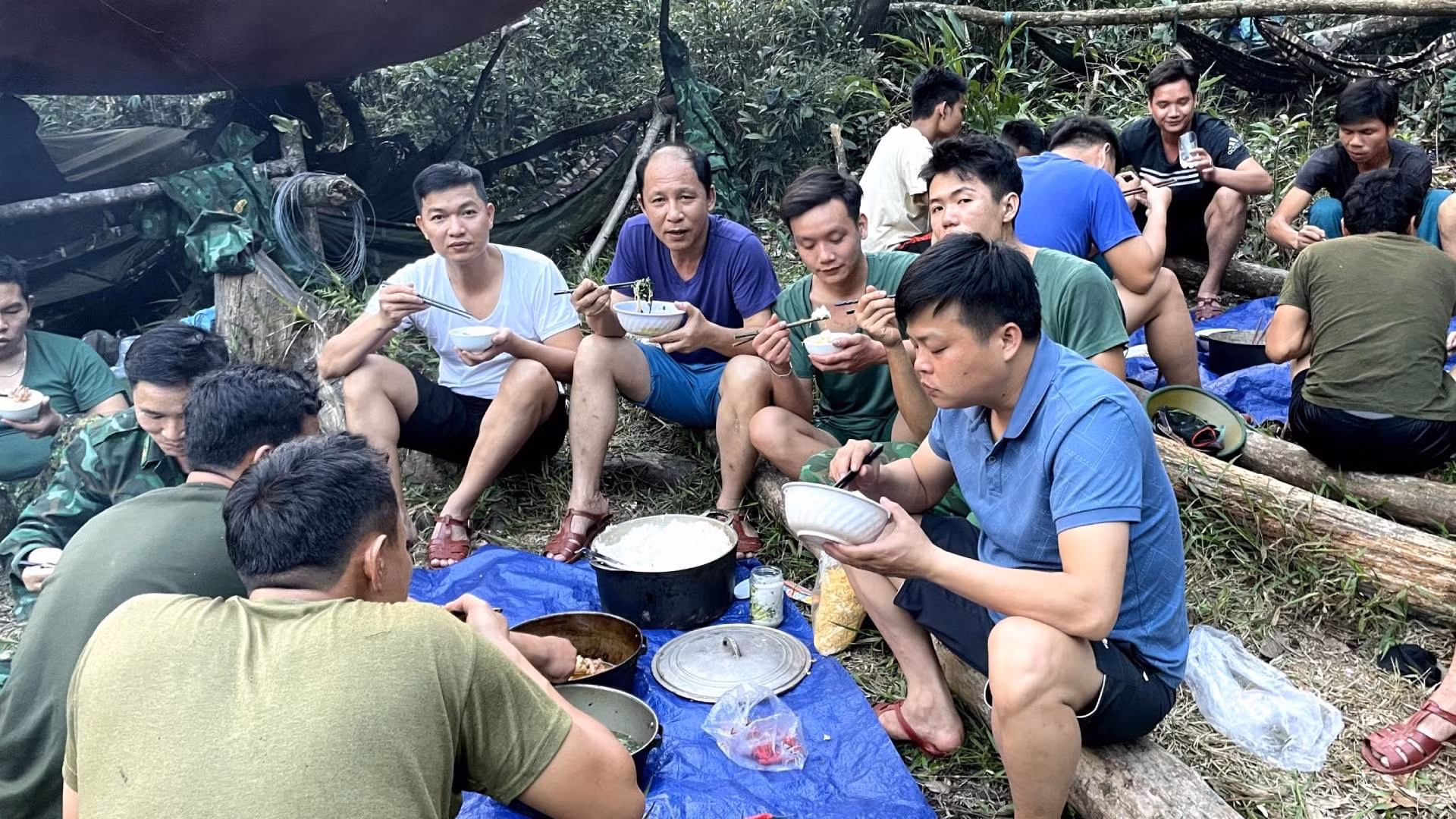 Bộ đội Biên phòng Quảng Bình dựng lán, nhóm bếp dã chiến nấu bữa cơm ngay trên đỉnh Giăng Màn và mời cán bộ, chiến sĩ đơn vị nước bạn cùng ăn. Bữa cơm tuy đơn sơ nhưng thấm đượm tình cảm và tình hữu nghị đặc biệt giữa lực lượng bảo vệ biên giới 2 tỉnh của Việt Nam và Lào. Bộ đội Biên phòng Quảng Bình dựng lán, nhóm bếp dã chiến nấu bữa cơm ngay trên đỉnh Giăng Màn và mời cán bộ, chiến sĩ đơn vị nước bạn cùng ăn. Bữa cơm tuy đơn sơ nhưng thấm đượm tình cảm và tình hữu nghị đặc biệt giữa lực lượng bảo vệ biên giới 2 tỉnh của Việt Nam và Lào.