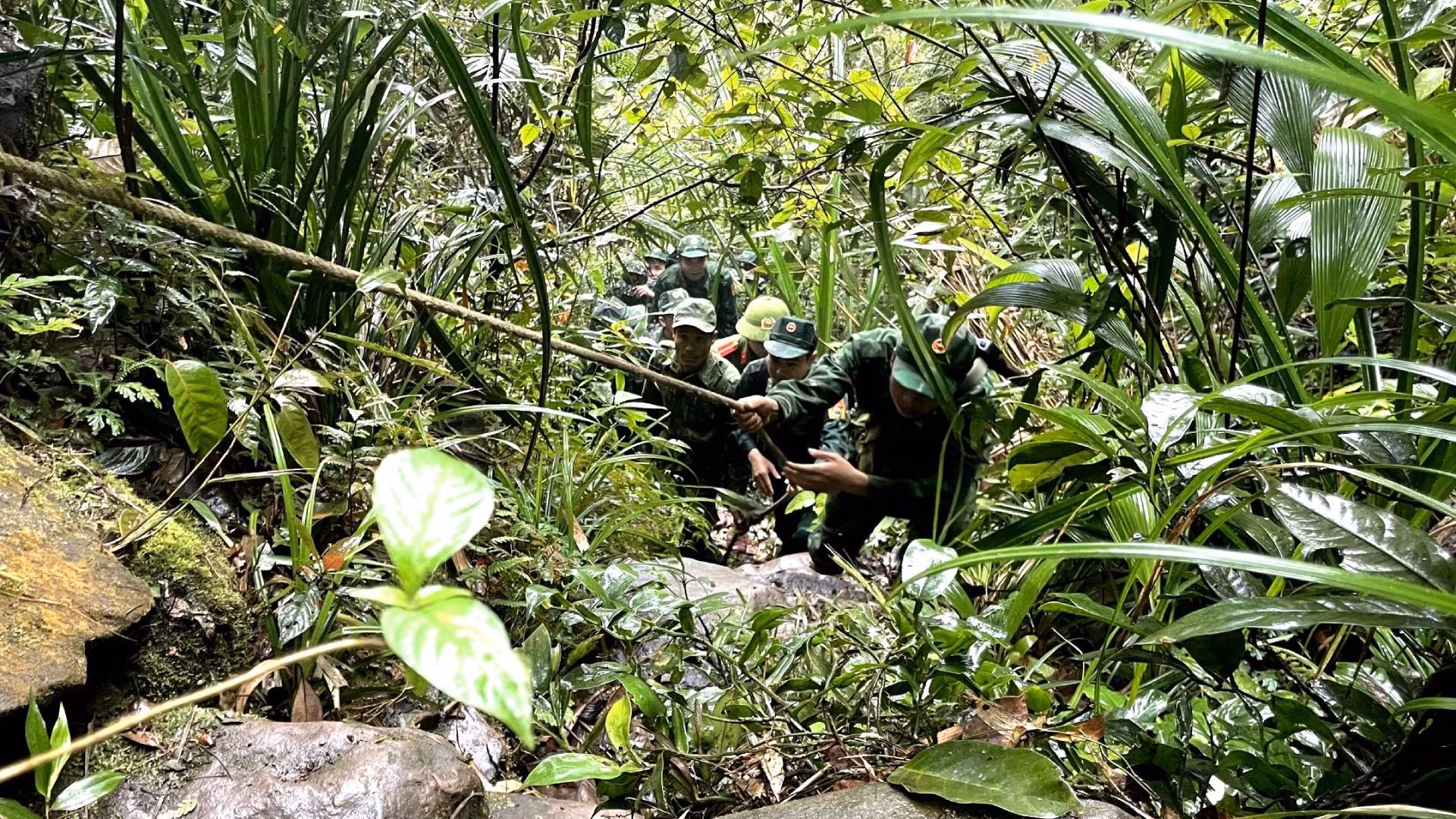 Có những đoạn, Bộ đội Biên phòng Quảng Bình phải dùng dây thừng quấn vào gốc cây, tảng đá lớn để đu mình vượt lên. Có những đoạn, Bộ đội Biên phòng Quảng Bình phải dùng dây thừng quấn vào gốc cây, tảng đá lớn để đu mình vượt lên.