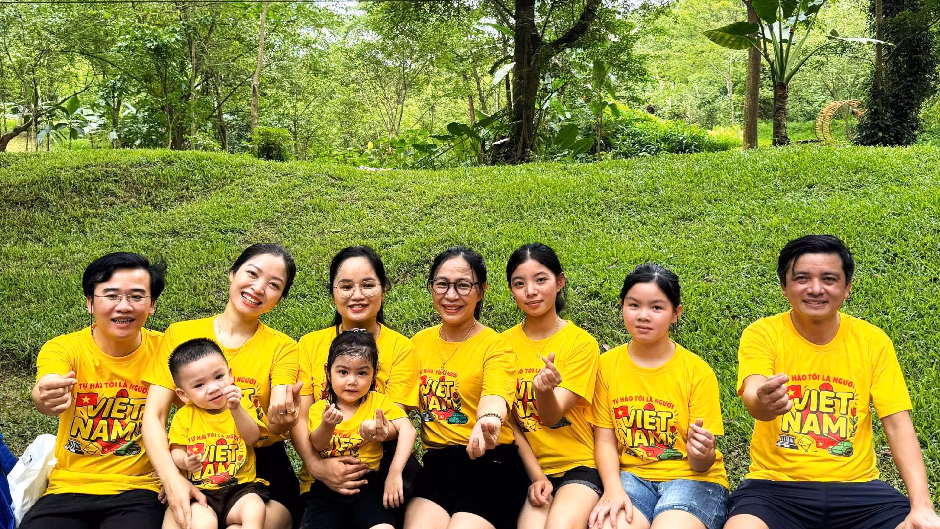Một gia đình chụp ảnh lưu niệm với khu 'vườn" xanh Ozo giữa lòng Di sản thiên nhiên thế giới Vườn quốc gia Phong Nha-Kẻ Bàng. Một gia đình chụp ảnh lưu niệm với khu 'vườn" xanh Ozo giữa lòng Di sản thiên nhiên thế giới Vườn quốc gia Phong Nha-Kẻ Bàng.