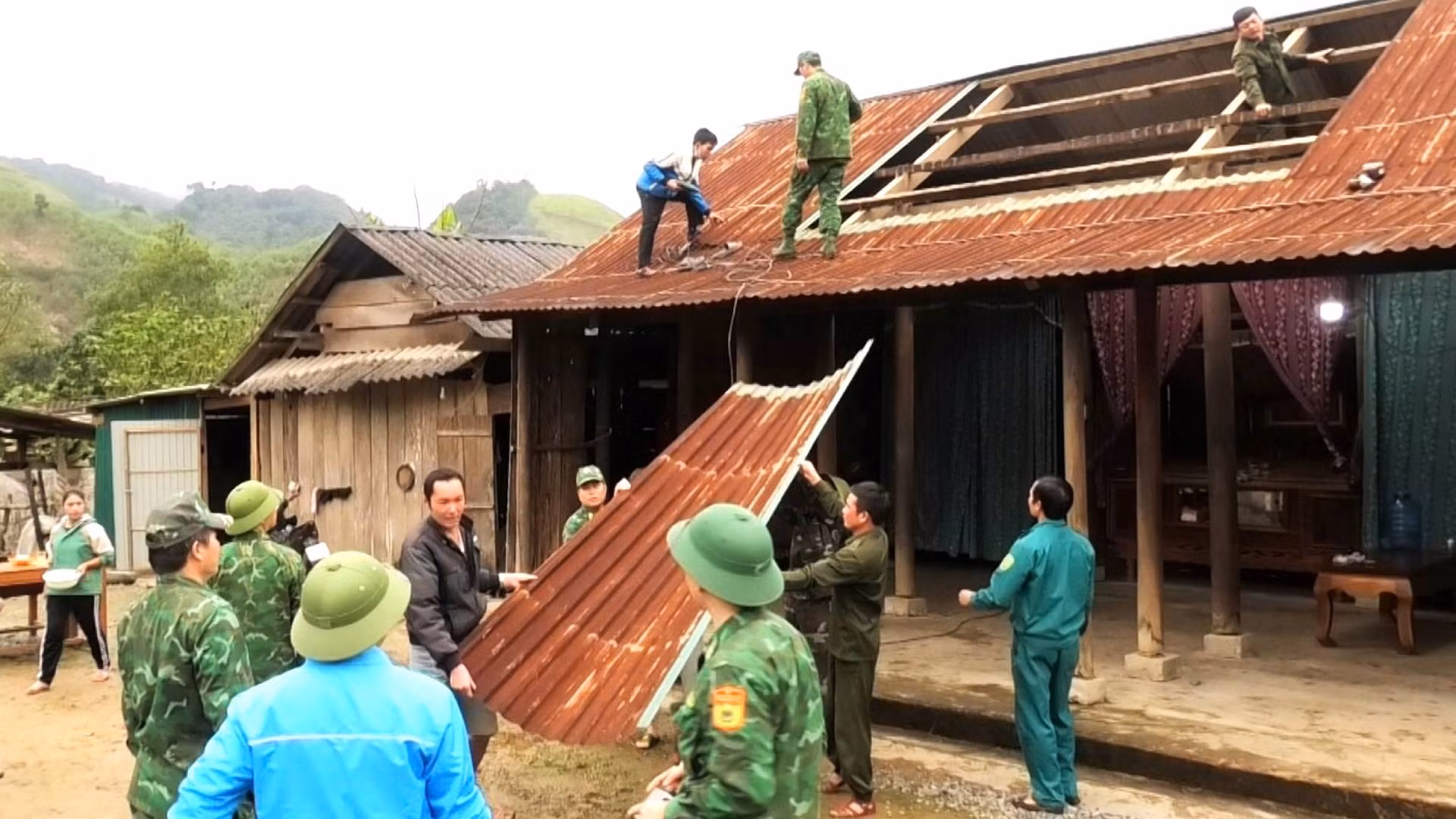 [Ảnh] Bộ đội Biên phòng Quảng Bình hỗ trợ người dân biên giới xóa nhà tạm, nhà dột nát ảnh 2