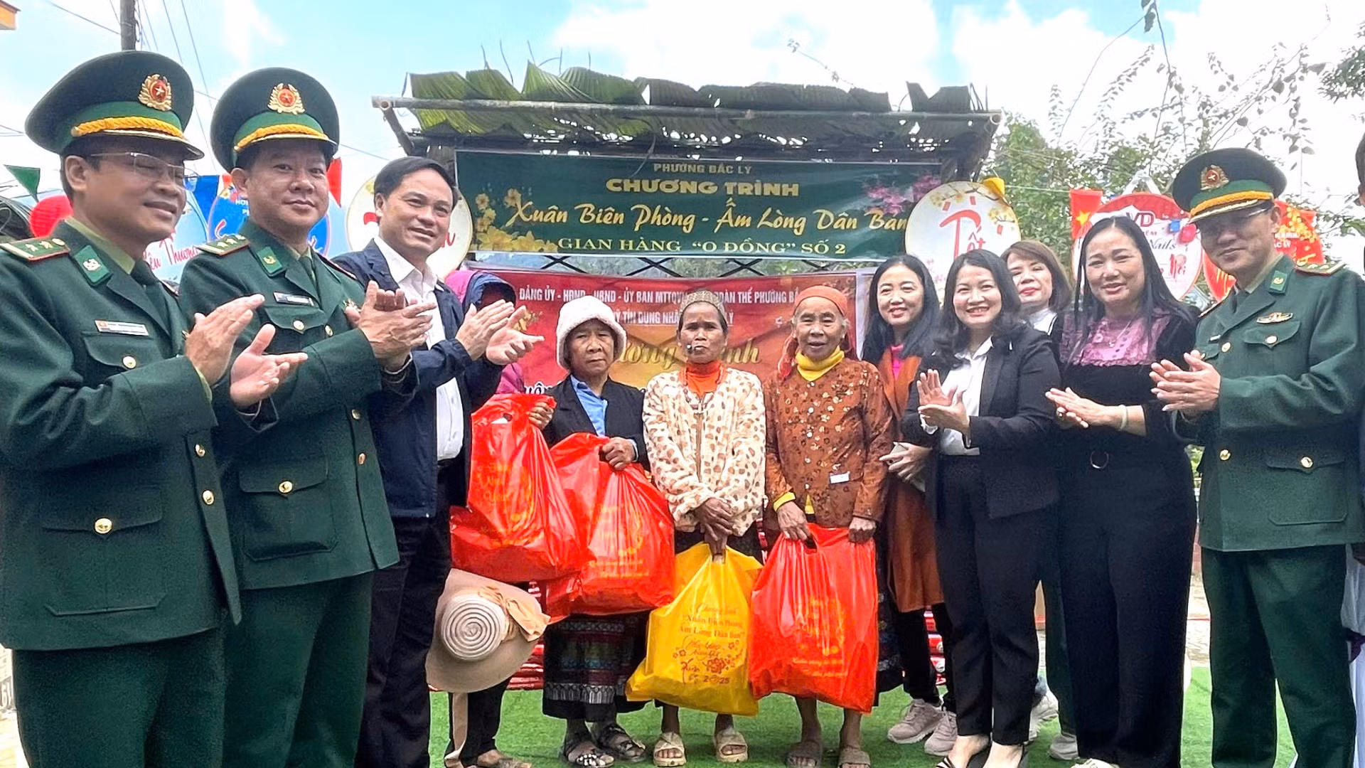 Tết ấm tình quân dân trên miền biên cương Quảng Bình. Tết ấm tình quân dân trên miền biên cương Quảng Bình.