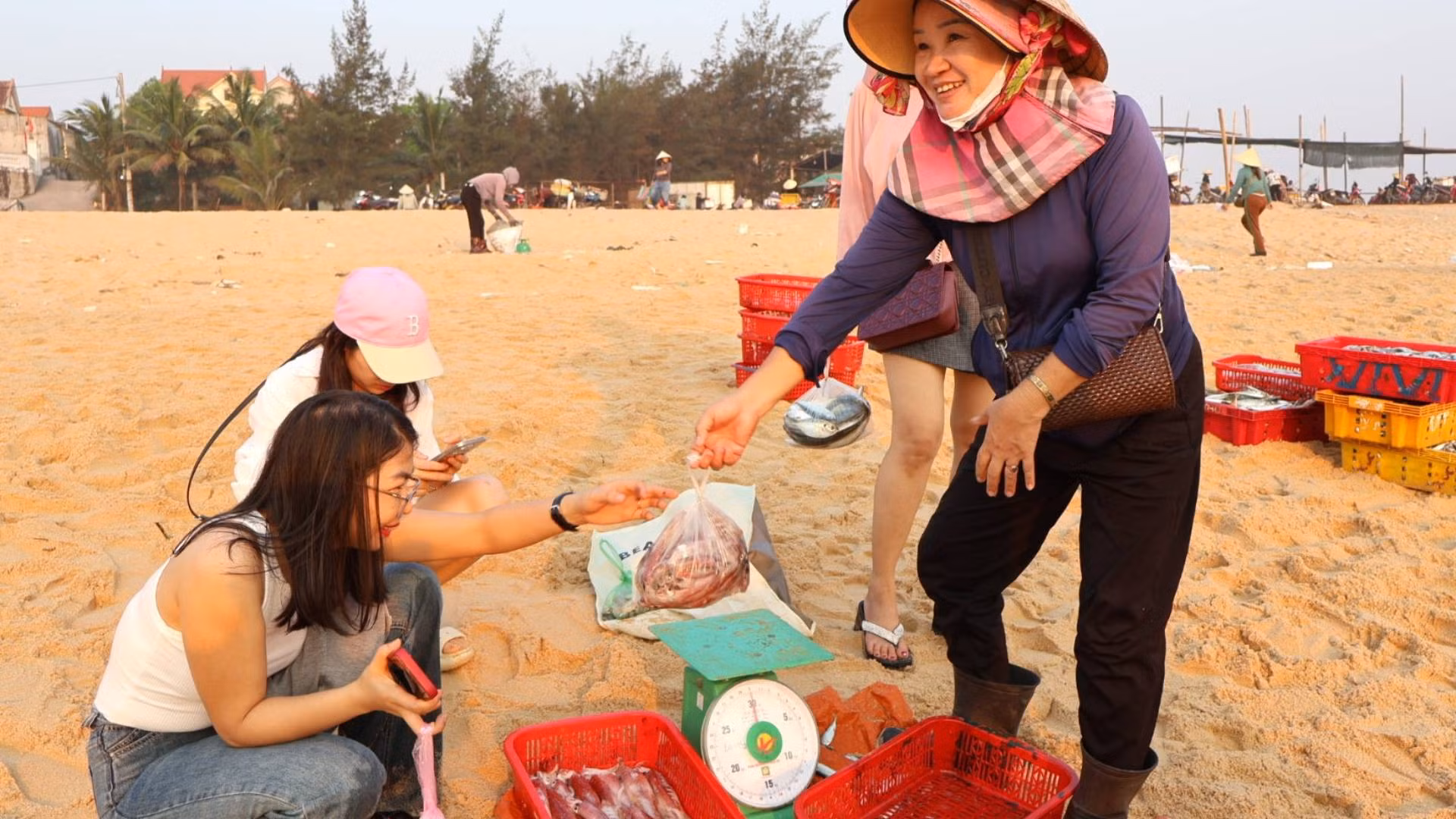 Khoảng 6 giờ sáng, chợ cá Nhân Trạch vãn, khách ra về với túi mực tươi để chuẩn bị cho món ăn sáng độc đáo khi đến Quảng Bình: mì tôm/mực.