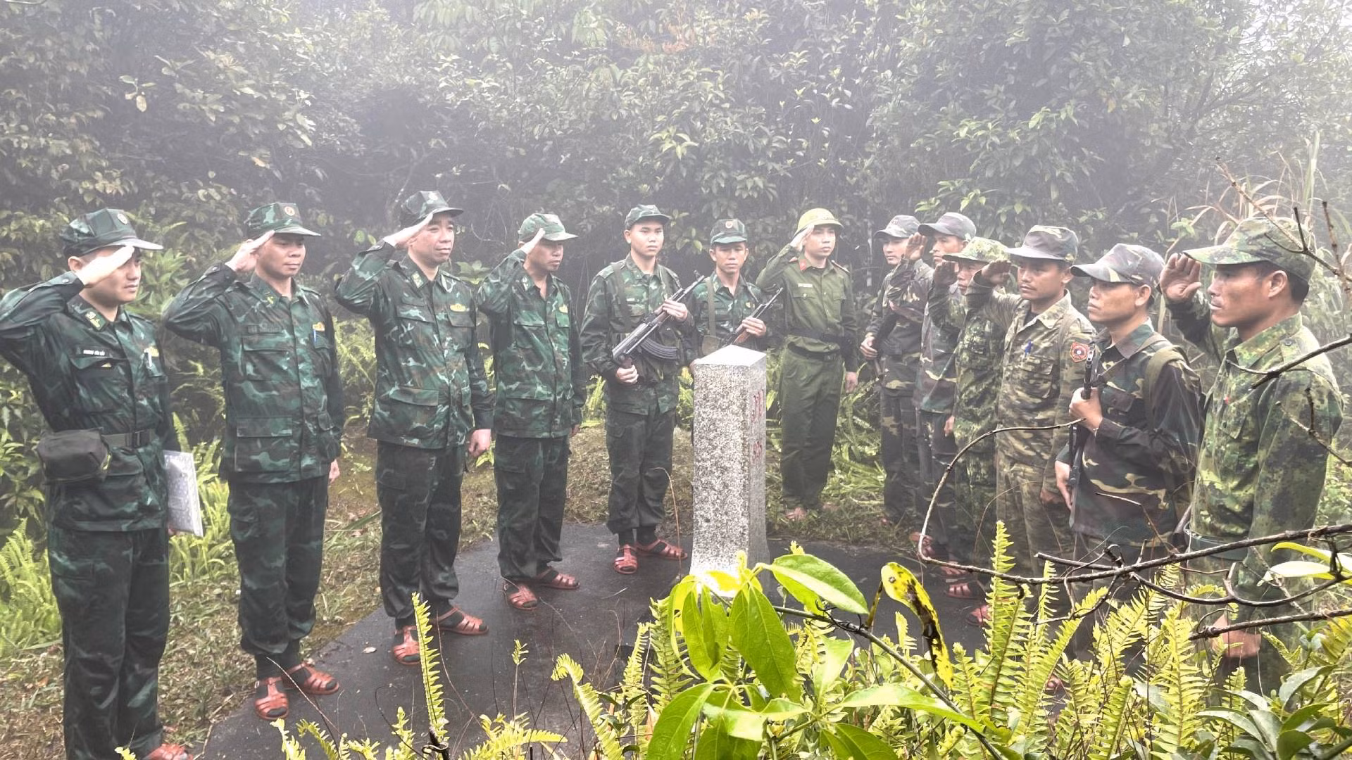 Phút chia tay cột mốc quốc giới, lực lượng bảo vệ biên giới 2 tỉnh làm lễ chào để hành quân trở lại đơn vị, kết thúc chuyến tuần tra song phương mang lại kết quả cao, đồng thời thể hiện tình hữu nghị đặc biệt giữa Việt Nam và Lào. Phút chia tay cột mốc quốc giới, lực lượng bảo vệ biên giới 2 tỉnh làm lễ chào để hành quân trở lại đơn vị, kết thúc chuyến tuần tra song phương mang lại kết quả cao, đồng thời thể hiện tình hữu nghị đặc biệt giữa Việt Nam và Lào.