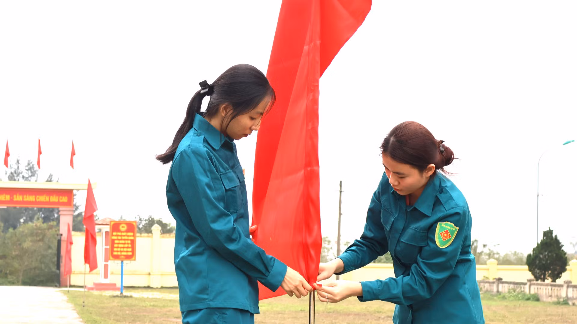 Nhân dịp Tết cổ truyền Ất Tỵ 2025 và hướng tới kỷ niệm 95 năm ngày thành lập Đảng cộng sản Việt Nam, khuôn viên Đại đội pháo phòng không 37mm Đồng Hới được các chiến sĩ trang trí các loại cờ làm không gian càng thêm rực rỡ. Nhân dịp Tết cổ truyền Ất Tỵ 2025 và hướng tới kỷ niệm 95 năm ngày thành lập Đảng cộng sản Việt Nam, khuôn viên Đại đội pháo phòng không 37mm Đồng Hới được các chiến sĩ trang trí các loại cờ làm không gian càng thêm rực rỡ.