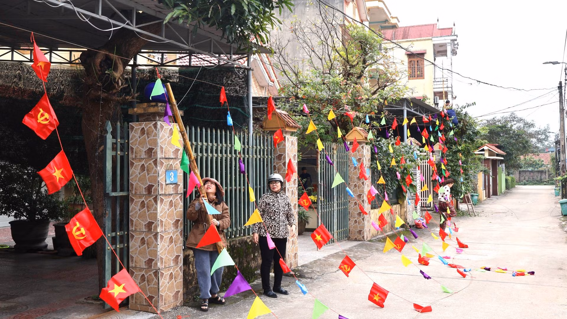 Để đường cờ đẹp mặt và bảo đảm an toàn giao thông, các tổ dân phố sử dụng 2 dây thép lớn, kéo dọc theo con đường rồi buộc các dây cờ vào, chiều cao tối thiểu từ mặt đường lên 4,5m. Để đường cờ đẹp mặt và bảo đảm an toàn giao thông, các tổ dân phố sử dụng 2 dây thép lớn, kéo dọc theo con đường rồi buộc các dây cờ vào, chiều cao tối thiểu từ mặt đường lên 4,5m.