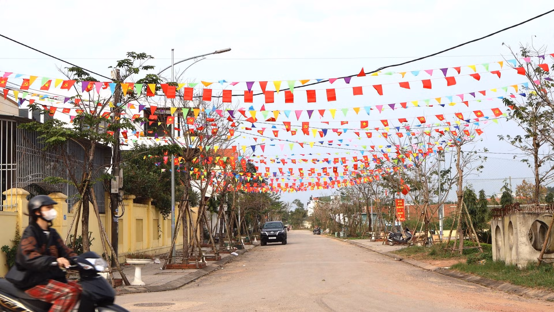 Trong gió đông thổi nhẹ, từng đường cờ tung bay đẹp mắt. Đi dưới đường cờ, dường như ai cũng dâng lên niềm tự hào và thêm yêu quê hương, đất nước mình. Trong gió đông thổi nhẹ, từng đường cờ tung bay đẹp mắt. Đi dưới đường cờ, dường như ai cũng dâng lên niềm tự hào và thêm yêu quê hương, đất nước mình.