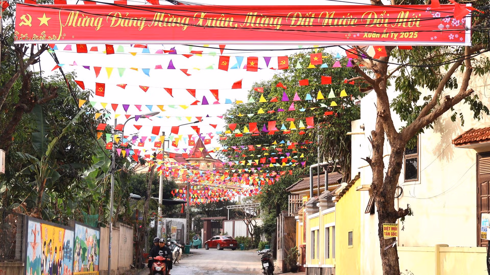 Đường cờ rực rỡ ở thành phố Đồng Hới chào đón mùa xuân mới.