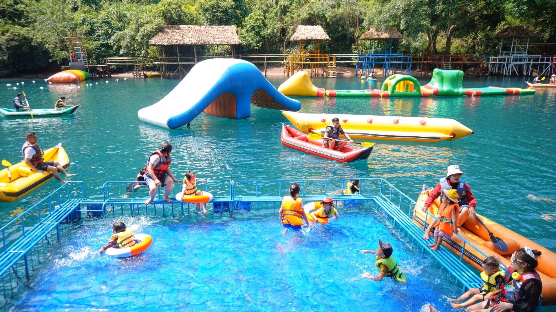 Tại điểm du lịch sông Chày-hang Tối, nhiều nhà nổi, khu tắm an toàn cho trẻ được bố trí giữa dòng sông, tạo nên không gian thư giãn độc đáo, mang đến cảm giác mới mẻ cho du khách. Tại điểm du lịch sông Chày-hang Tối, nhiều nhà nổi, khu tắm an toàn cho trẻ được bố trí giữa dòng sông, tạo nên không gian thư giãn độc đáo, mang đến cảm giác mới mẻ cho du khách.