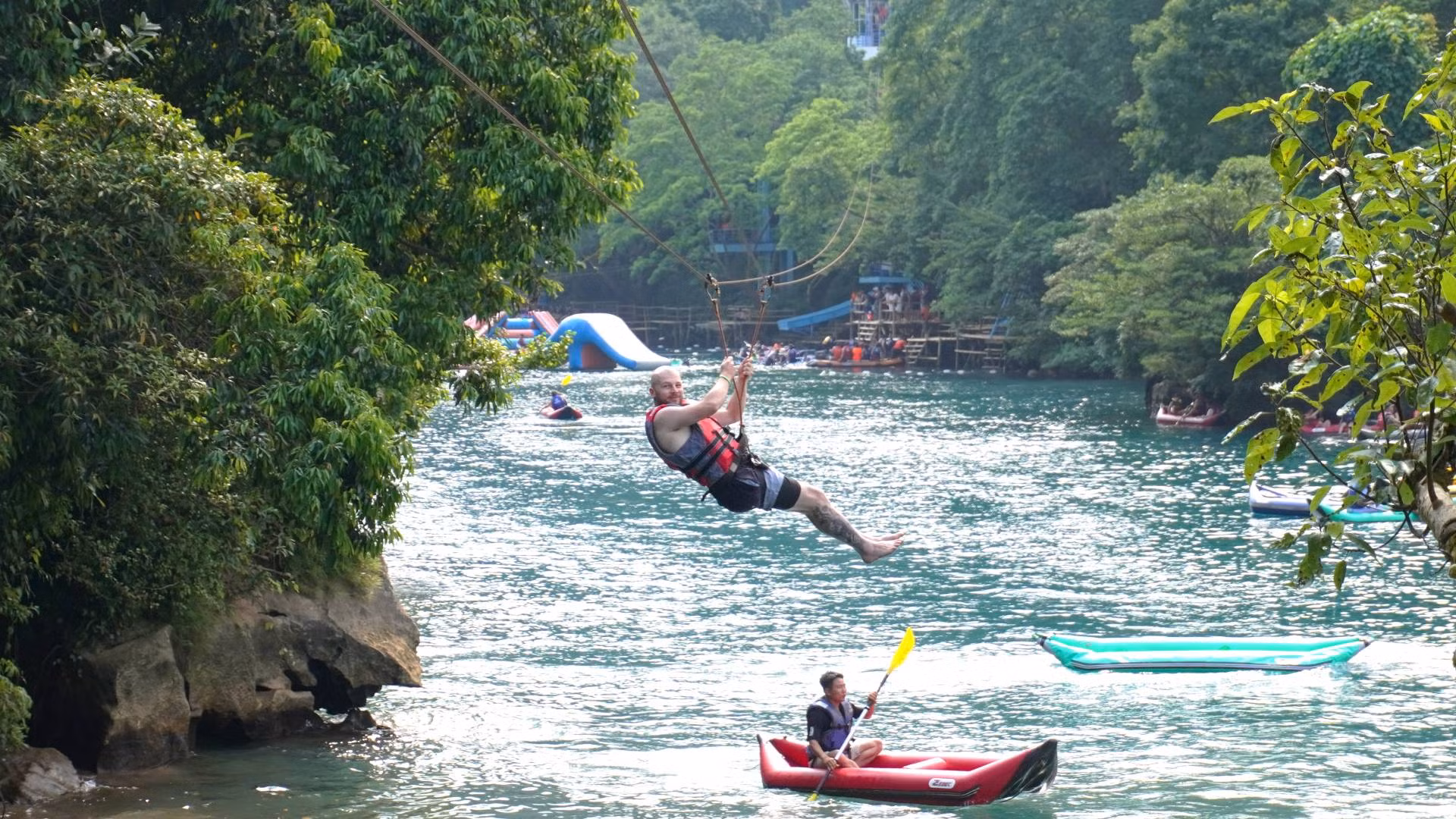 Tour zipline trên sông Chày mang lại cảm giác rất "phiêu", thu hút rất đông du khách trẻ trong và ngoài nước trải nghiệm. Tour zipline trên sông Chày mang lại cảm giác rất "phiêu", thu hút rất đông du khách trẻ trong và ngoài nước trải nghiệm.