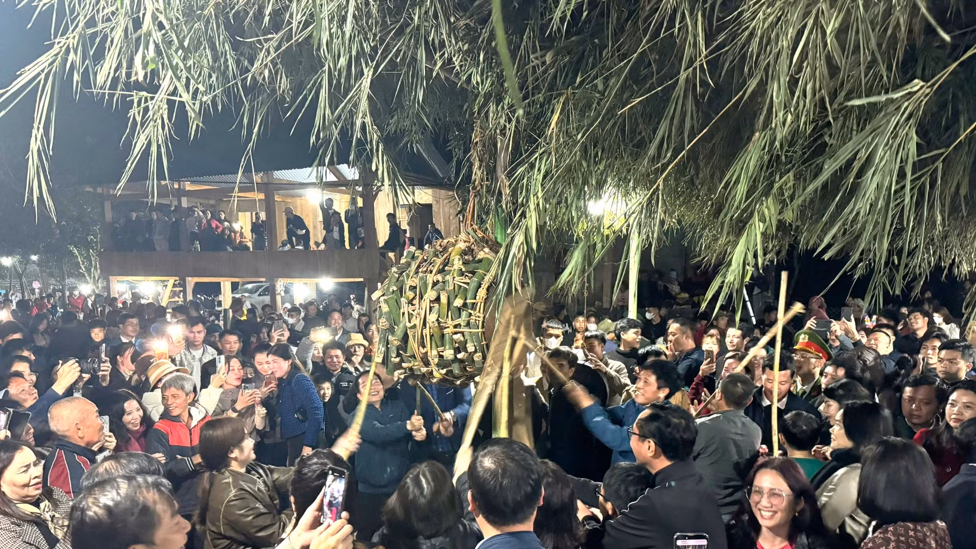 Du khách, bà con dân bản thi nhau đập trống, đập càng mạnh, càng nhiều càng tốt để...trống mau vỡ.