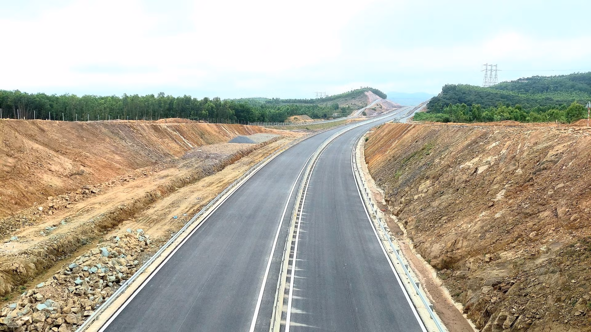 Xuyên núi, xuyên hồ, cao tốc bắc-nam qua Quảng Bình được kỳ vọng là tuyến đường mềm mại và có cảnh quan đẹp. Xuyên núi, xuyên hồ, cao tốc bắc-nam qua Quảng Bình được kỳ vọng là tuyến đường mềm mại và có cảnh quan đẹp.