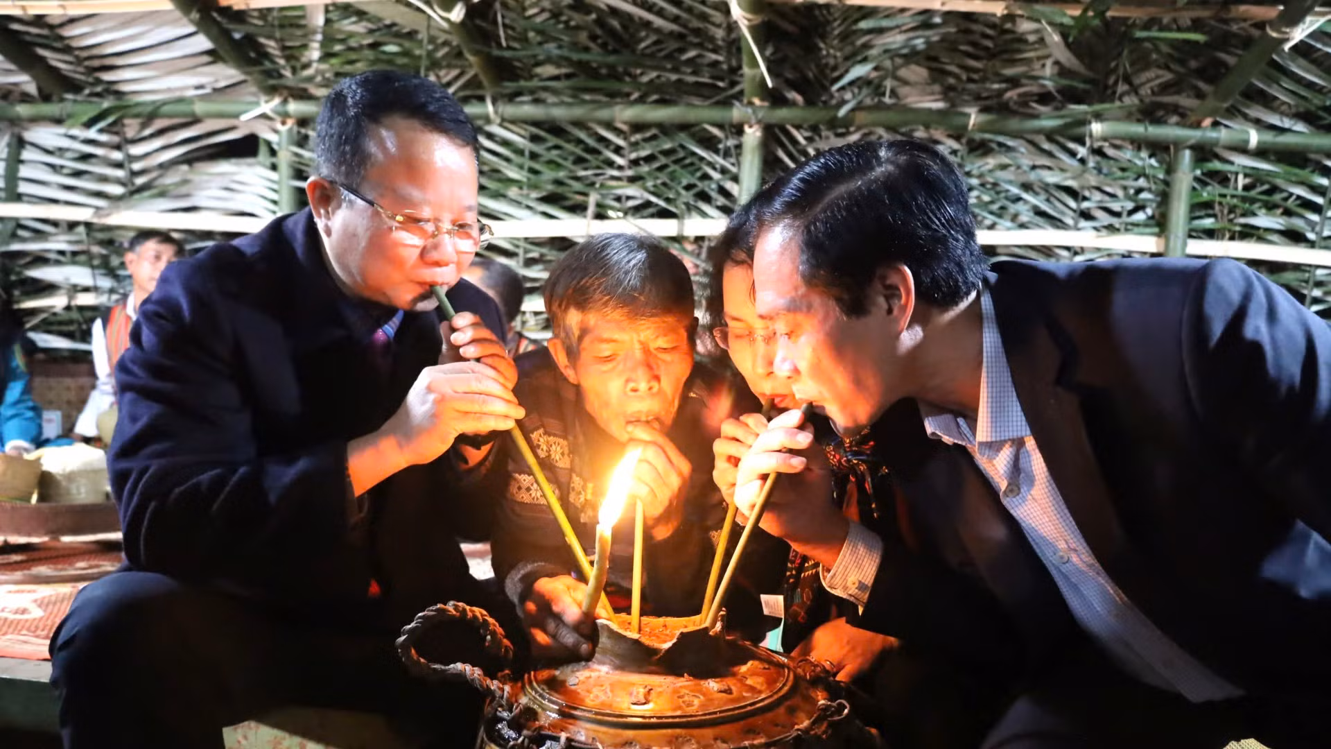 Già Đinh Xon mời các đại biểu của tỉnh và huyện Bố Trạch uống rượu cần trước khi dự hội cùng dân bản.
