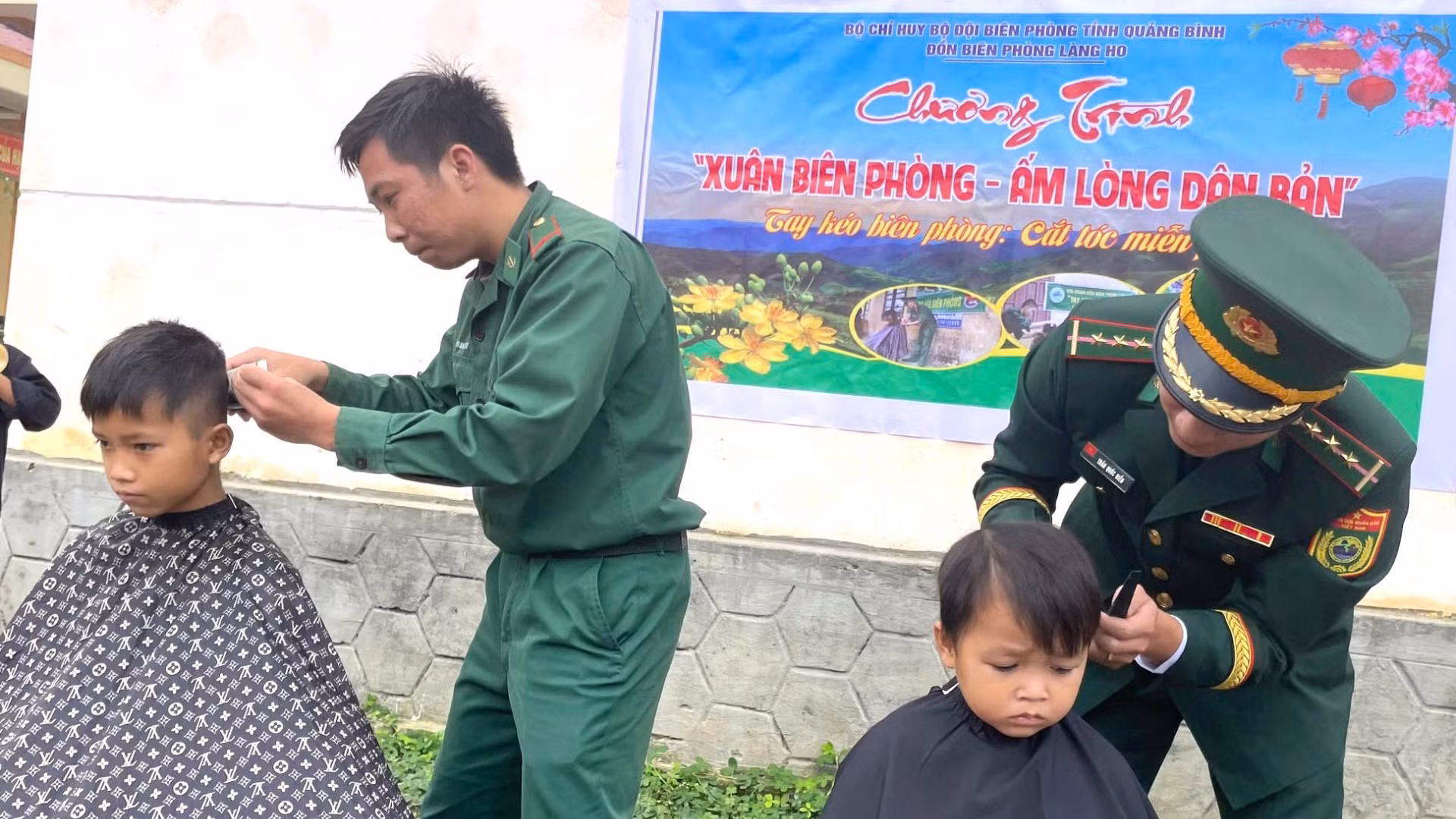 Nhiều cháu nhỏ được các "tay kéo biên phòng" cắt tóc tạo sự gọn gàng, sạch sẽ để đón Tết. Nhiều cháu nhỏ được các "tay kéo biên phòng" cắt tóc tạo sự gọn gàng, sạch sẽ để đón Tết.