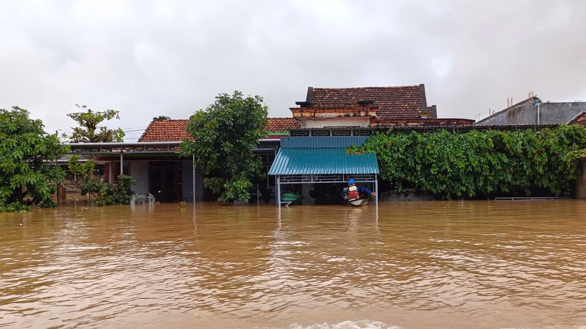 Nhà 2 bên bờ sông Kiến Giang bị ngập nhưng cuộc sống vẫn diễn ra bình thường.