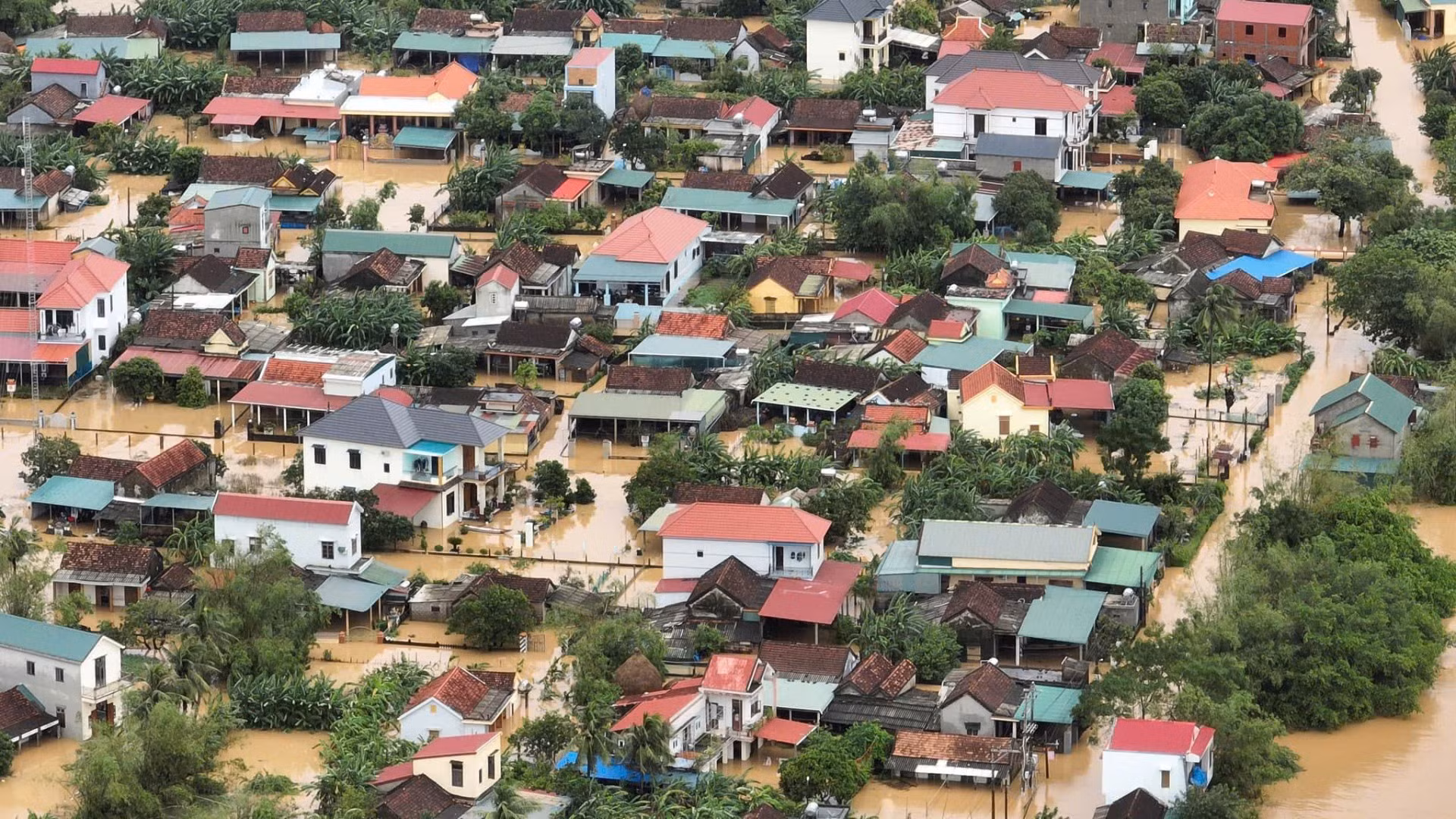 Nước lũ dâng cao nhưng người dân chủ động ứng phó nên thiệt hại được giảm nhẹ.