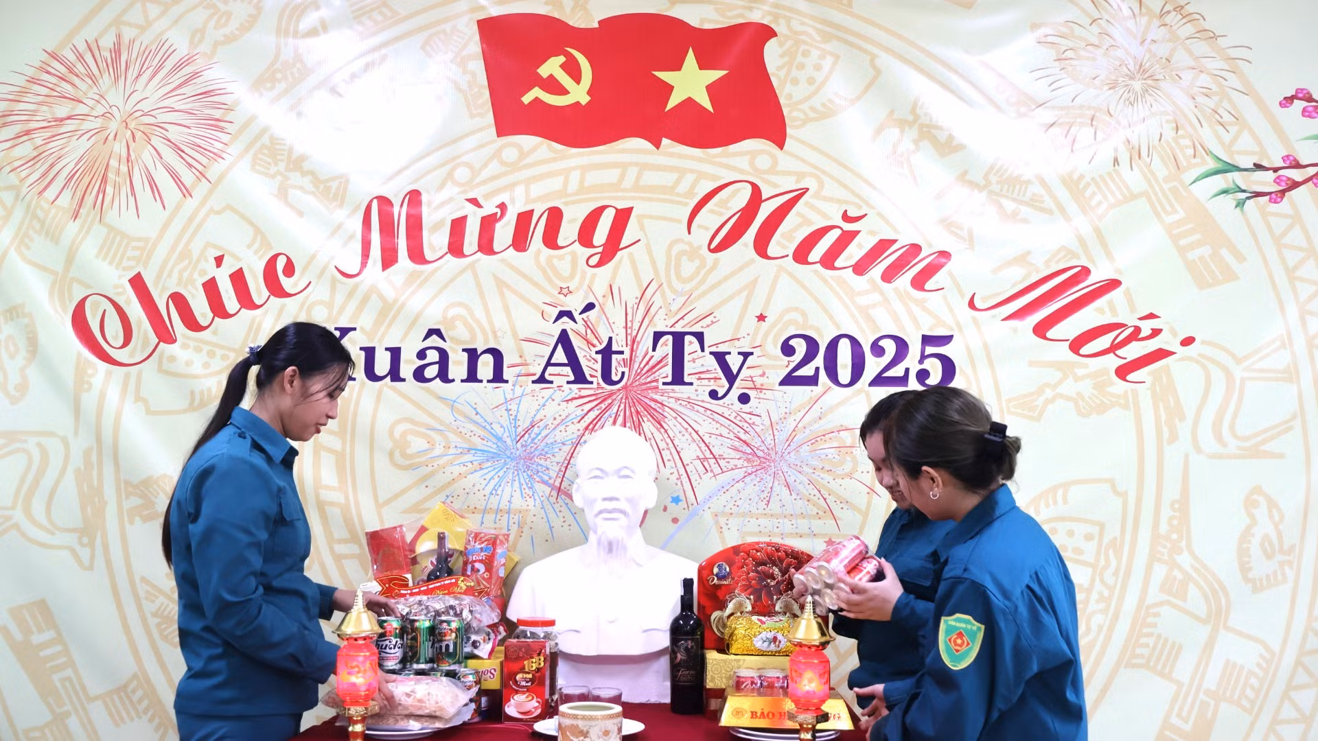 Ngày áp Tết, cán bộ, chiến sĩ trong đơn vị chuẩn bị bàn thờ Bác Hồ ở vị trí trang trọng nhất trong phòng họp Ngày áp Tết, cán bộ, chiến sĩ trong đơn vị chuẩn bị bàn thờ Bác Hồ ở vị trí trang trọng nhất trong phòng họp