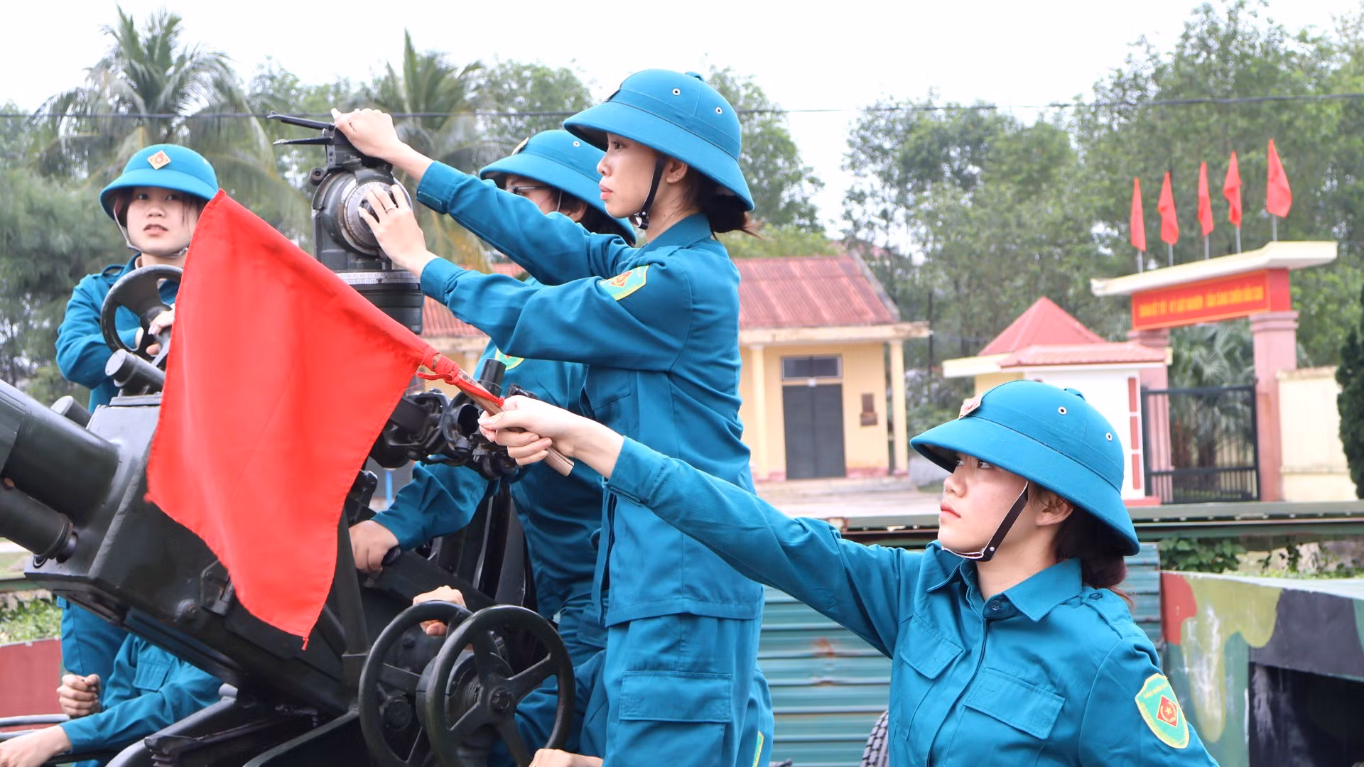 Từng động tác nhanh, mạnh, dứt khoát, tiếng hô vang, cả khẩu đội dõi theo mục tiêu để sẵn sàng chiến đấu Từng động tác nhanh, mạnh, dứt khoát, tiếng hô vang, cả khẩu đội dõi theo mục tiêu để sẵn sàng chiến đấu