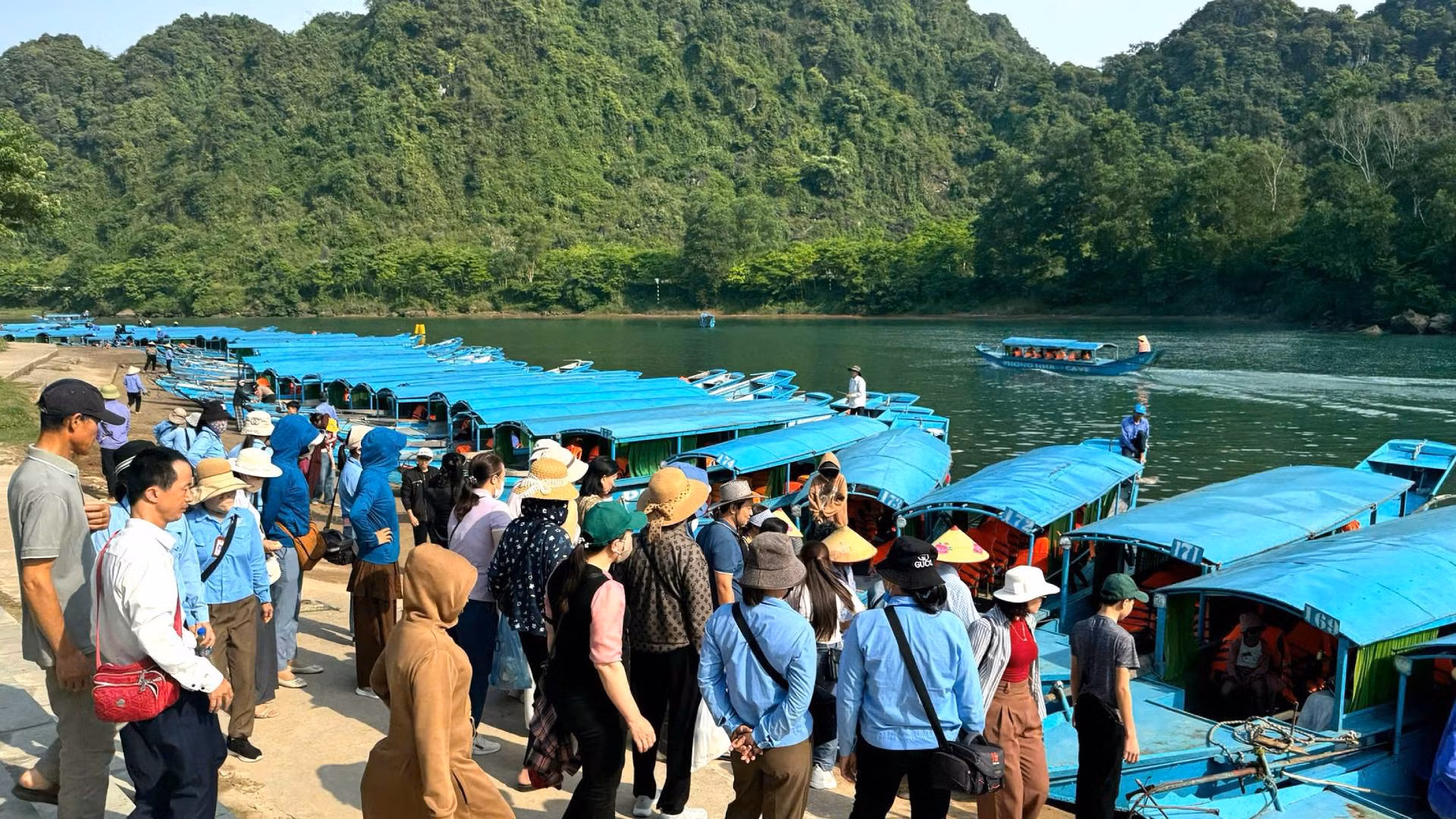 Từ sáng sớm, bến thuyền du lịch Phong Nha đã rất đông người xếp hàng mua vé rồi xuống thuyền để ngược dòng sông Son thăm hang động. Từ sáng sớm, bến thuyền du lịch Phong Nha đã rất đông người xếp hàng mua vé rồi xuống thuyền để ngược dòng sông Son thăm hang động.