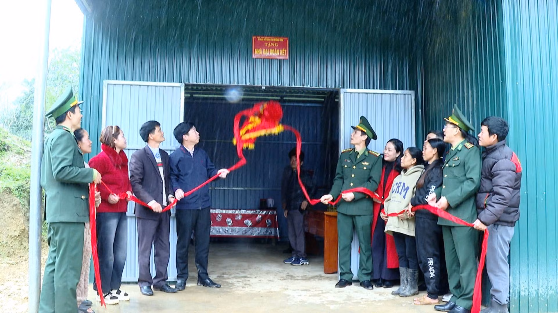 Dịp này, nhiều ngôi nhà "Đại đoàn kết" ở Thượng Hóa được khánh thành đưa vào sử dụng trong niềm vui của đồng bào nơi biên giới.