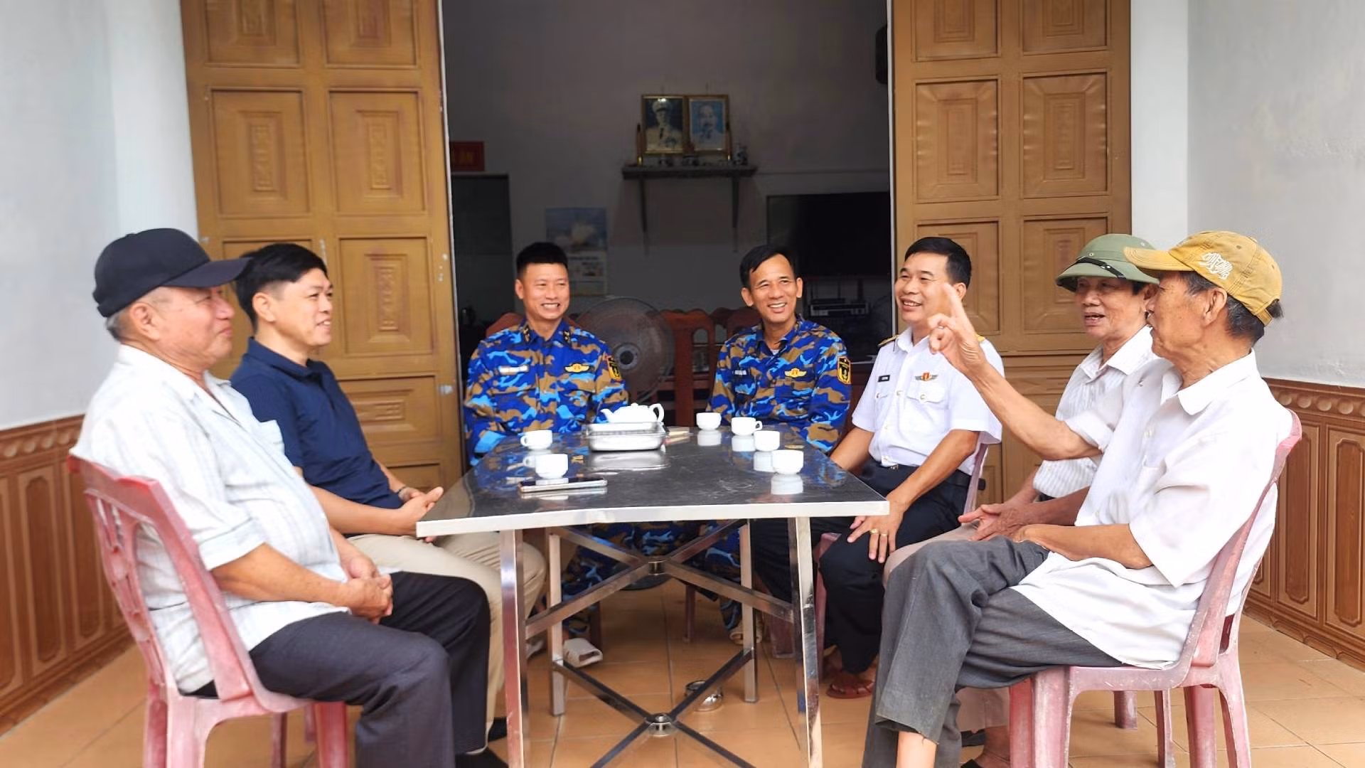 Các cựu chiến binh tham gia trận đánh ác liệt trên sông Gianh 60 năm trước trò chuyện với những người lính Hải quân ở Cảng vụ 133
