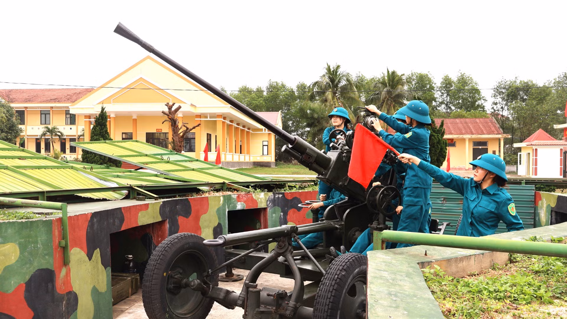 Hiệu lệnh vang lên, khẩu đội nhanh chóng vào vị trí chiến đấu Hiệu lệnh vang lên, khẩu đội nhanh chóng vào vị trí chiến đấu
